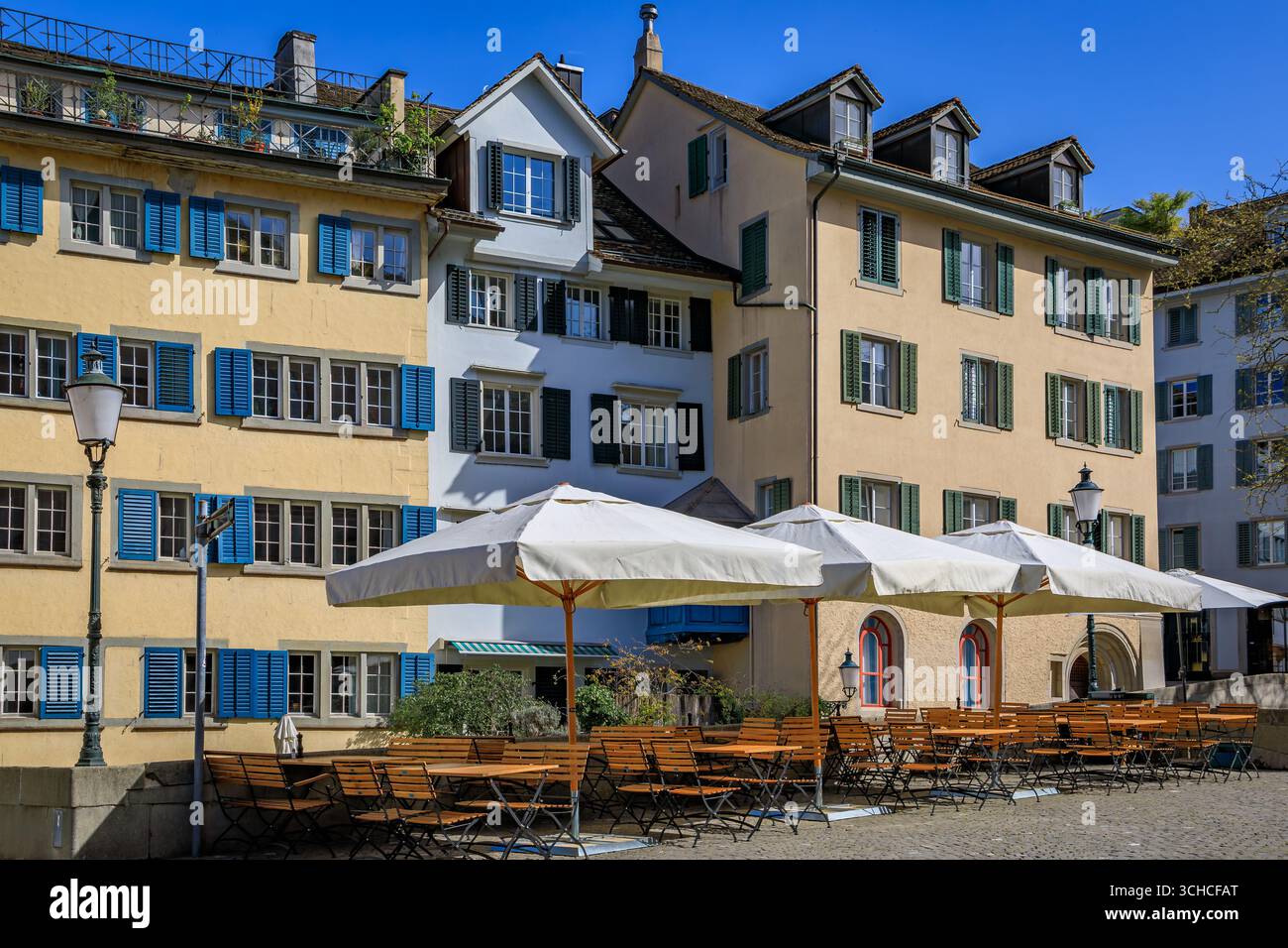 Una pittoresca piazza nel centro storico, fiancheggiata da edifici classici, architettura tradizionale, persiane in legno ad Altstadt, Zurigo, Svizzera Foto Stock