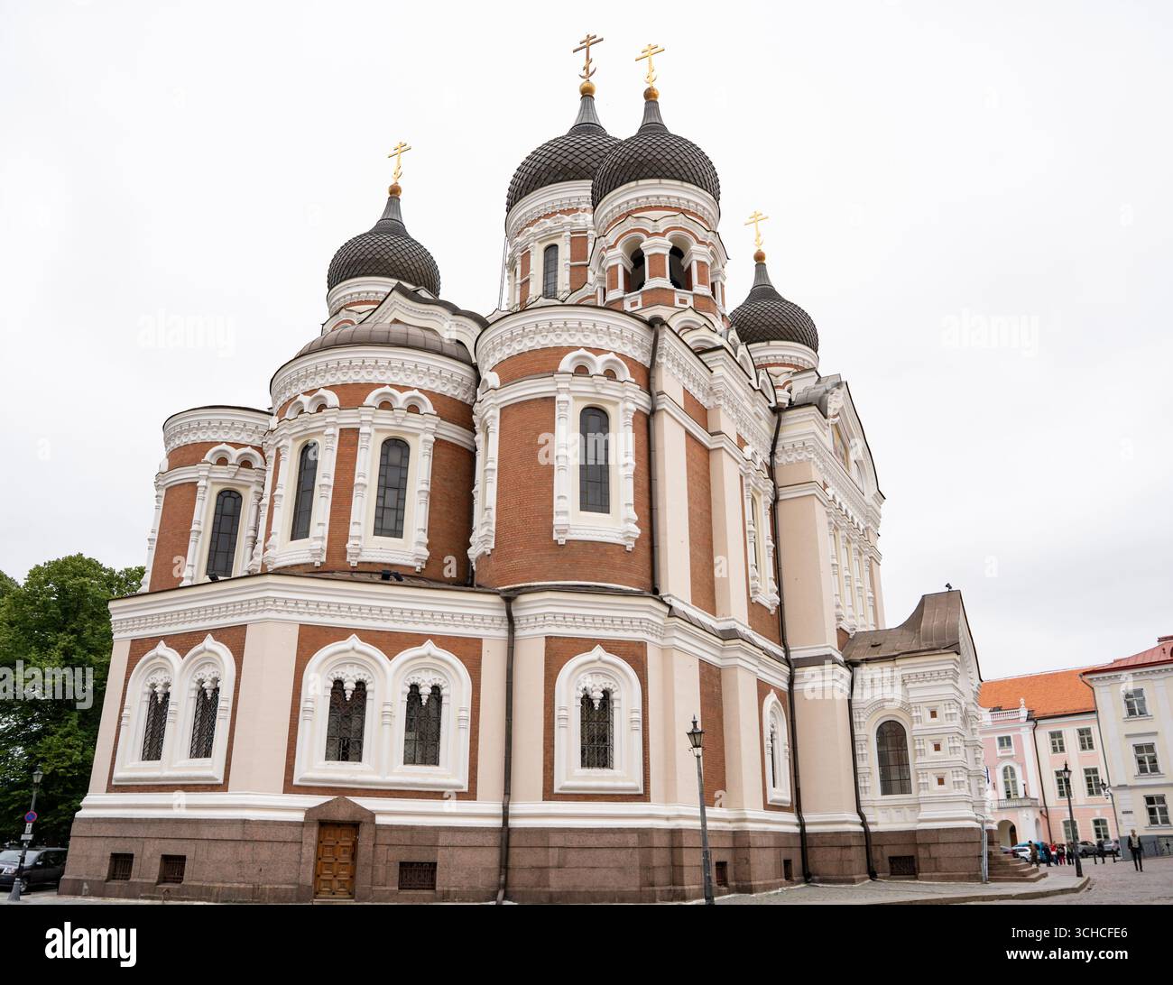 Cattedrale di Alexander Nevsky con cupole a cipolla distintive nella città vecchia di Tallinn, in Estonia Foto Stock