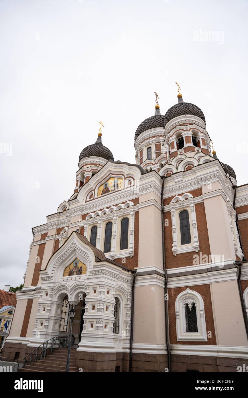 Cattedrale Alexander Nevsky con cupole a cipolla ornate e architettura ortodossa a Tallinn, Estonia Foto Stock