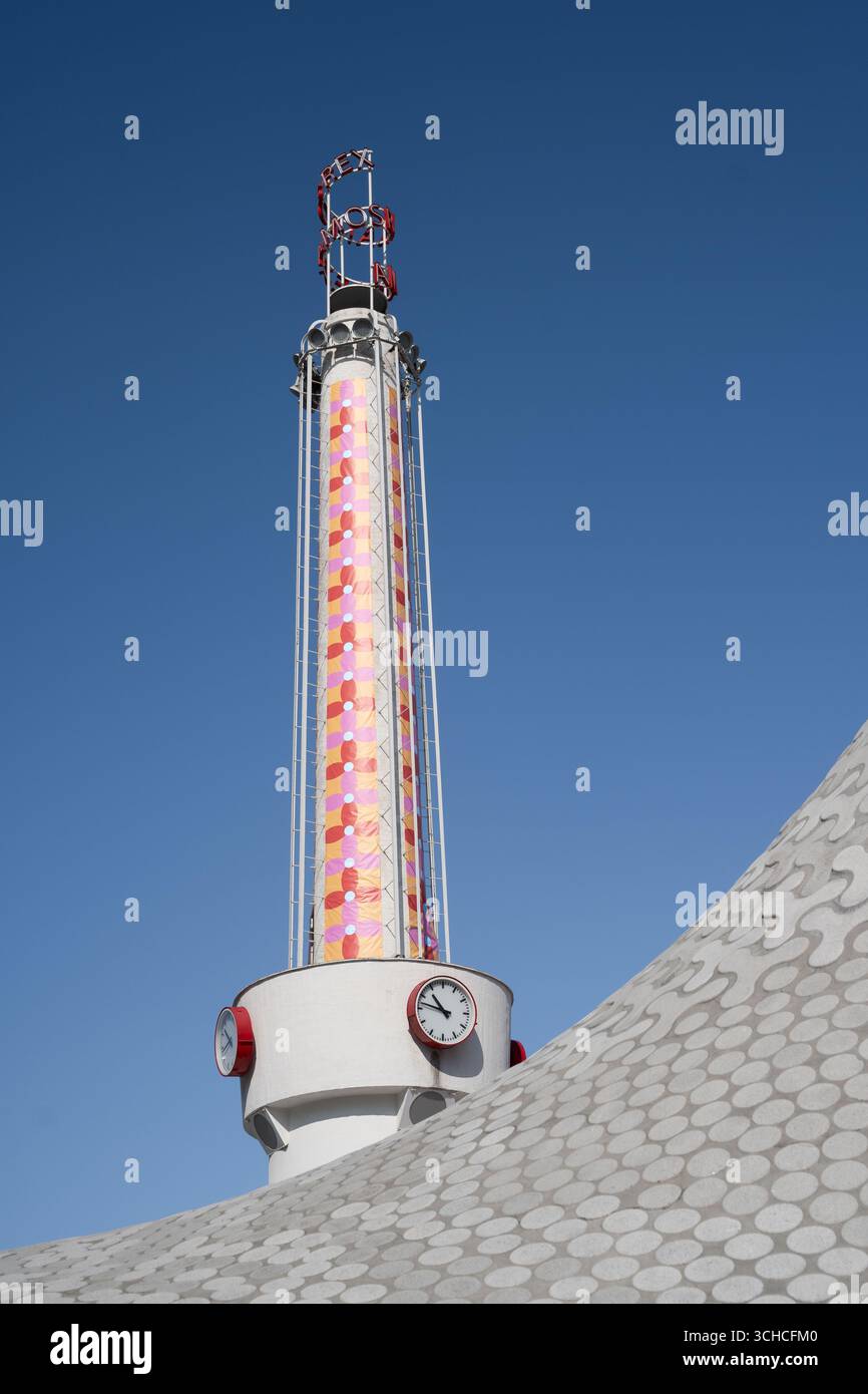 Moderna torre di telecomunicazione con display a LED colorato sul cielo blu di Helsinki Foto Stock