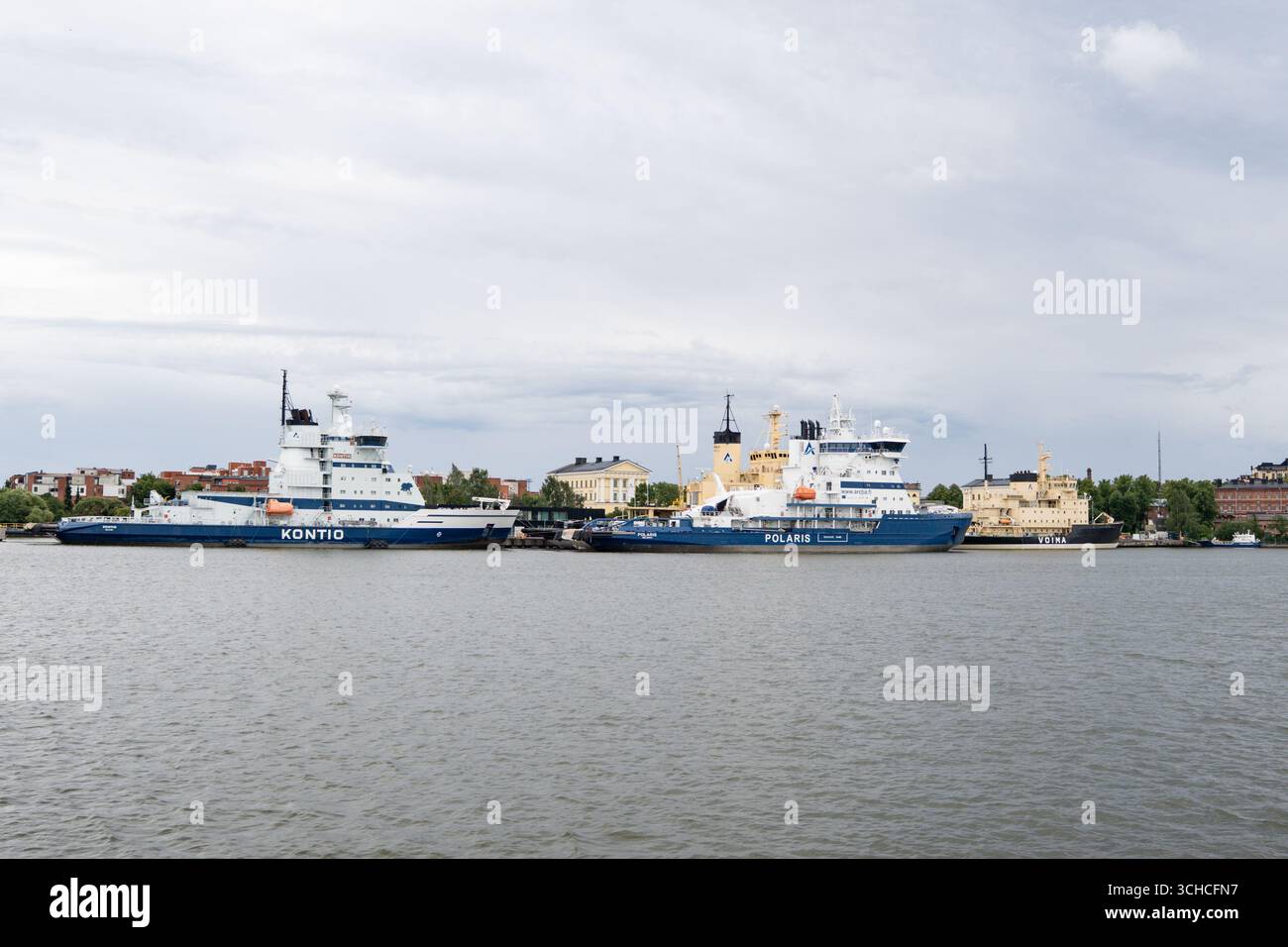 Le navi rompighiaccio Kontio e Polaris attraccavano al porto di Helsinki con edifici storici sullo sfondo Foto Stock