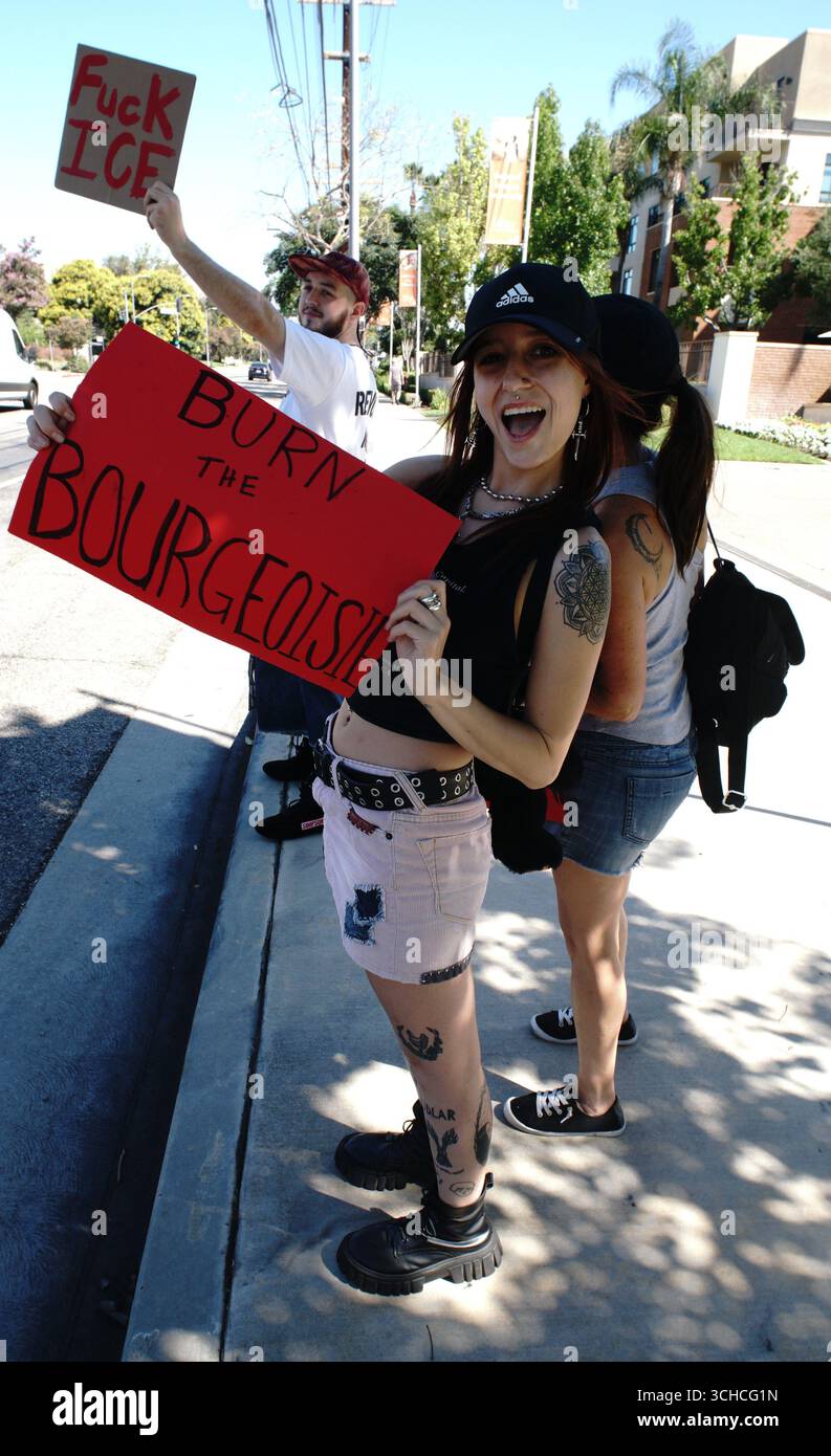 1 settembre 2025 Los Angeles, California, Festa del lavoro, attivisti e membri della comunità si sono riuniti al Village di Northridge per radunarsi con lo slogan "lavoratori sopra i miliardari". La protesta faceva parte di un movimento nazionale che chiedeva giustizia economica e si opponeva all'influenza delle imprese sul governo. Foto Stock