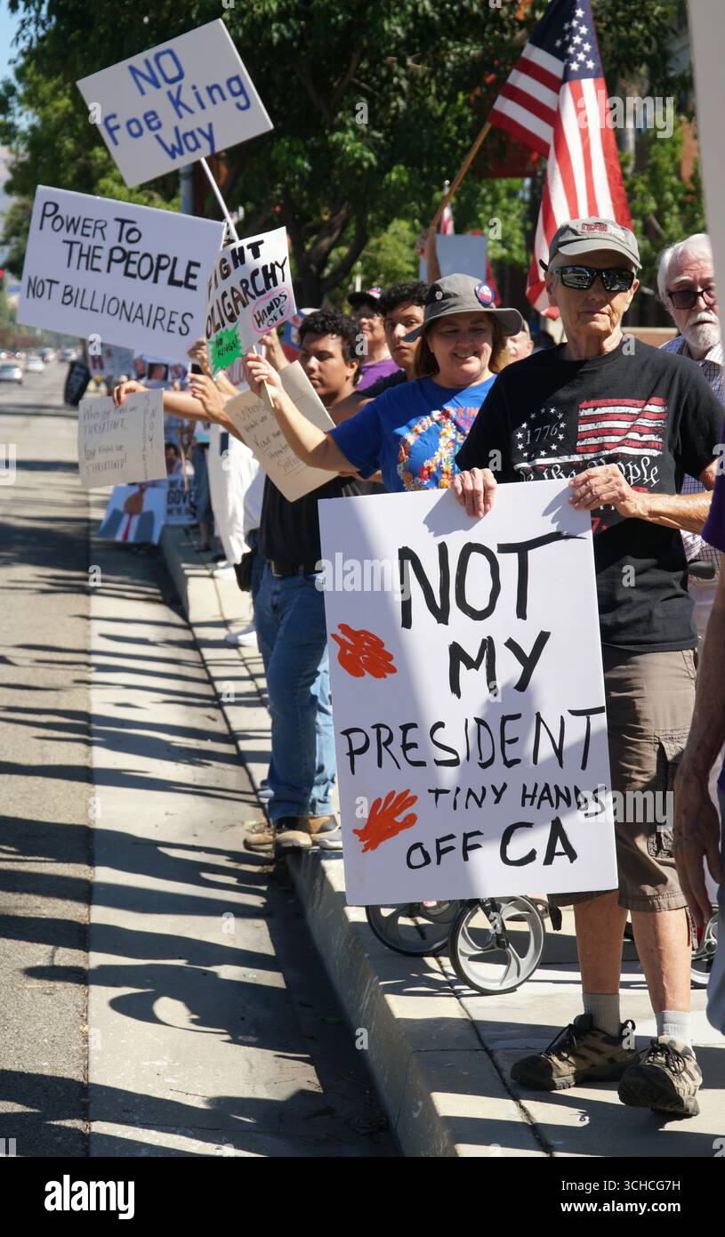 1 settembre 2025 Los Angeles, California, Festa del lavoro, attivisti e membri della comunità si sono riuniti al Village di Northridge per radunarsi con lo slogan "lavoratori sopra i miliardari". La protesta faceva parte di un movimento nazionale che chiedeva giustizia economica e si opponeva all'influenza delle imprese sul governo. Foto Stock