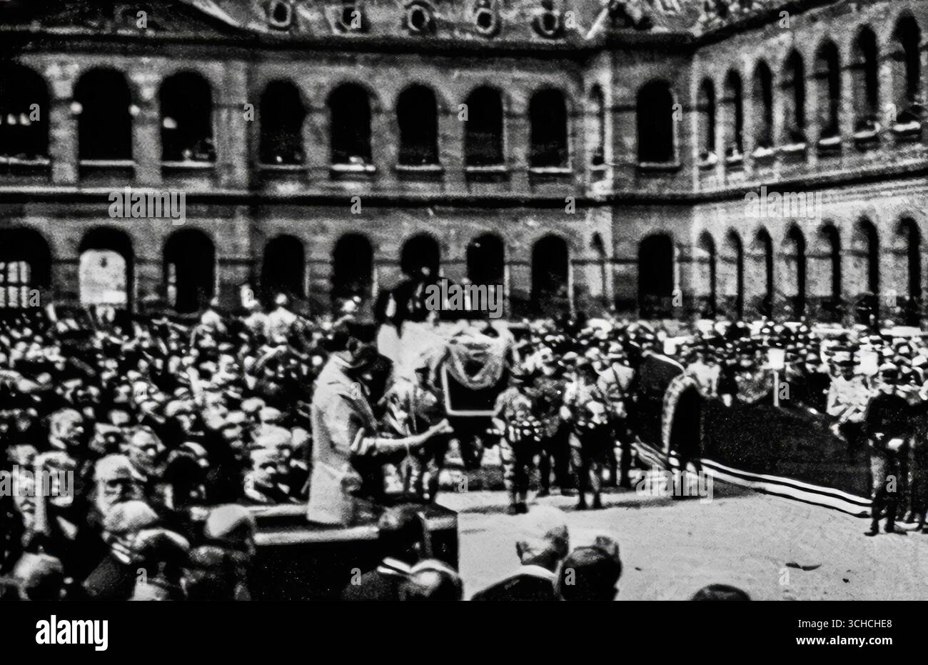 Fotografia pubblicata su l'Illustration che mostra il funerale del generale Galliéni, Parigi, giugno 1916. Scena al Hôtel des Invalides con il Ministro della Guerra che tiene un discorso davanti a dignitari, soldati e una folla riunita. Questa solenne cerimonia onorò la memoria del generale accreditato di aver organizzato la difesa di Parigi alla Marna nel 1914, segnando un momento di lutto nazionale durante la grande Guerra. Foto Stock
