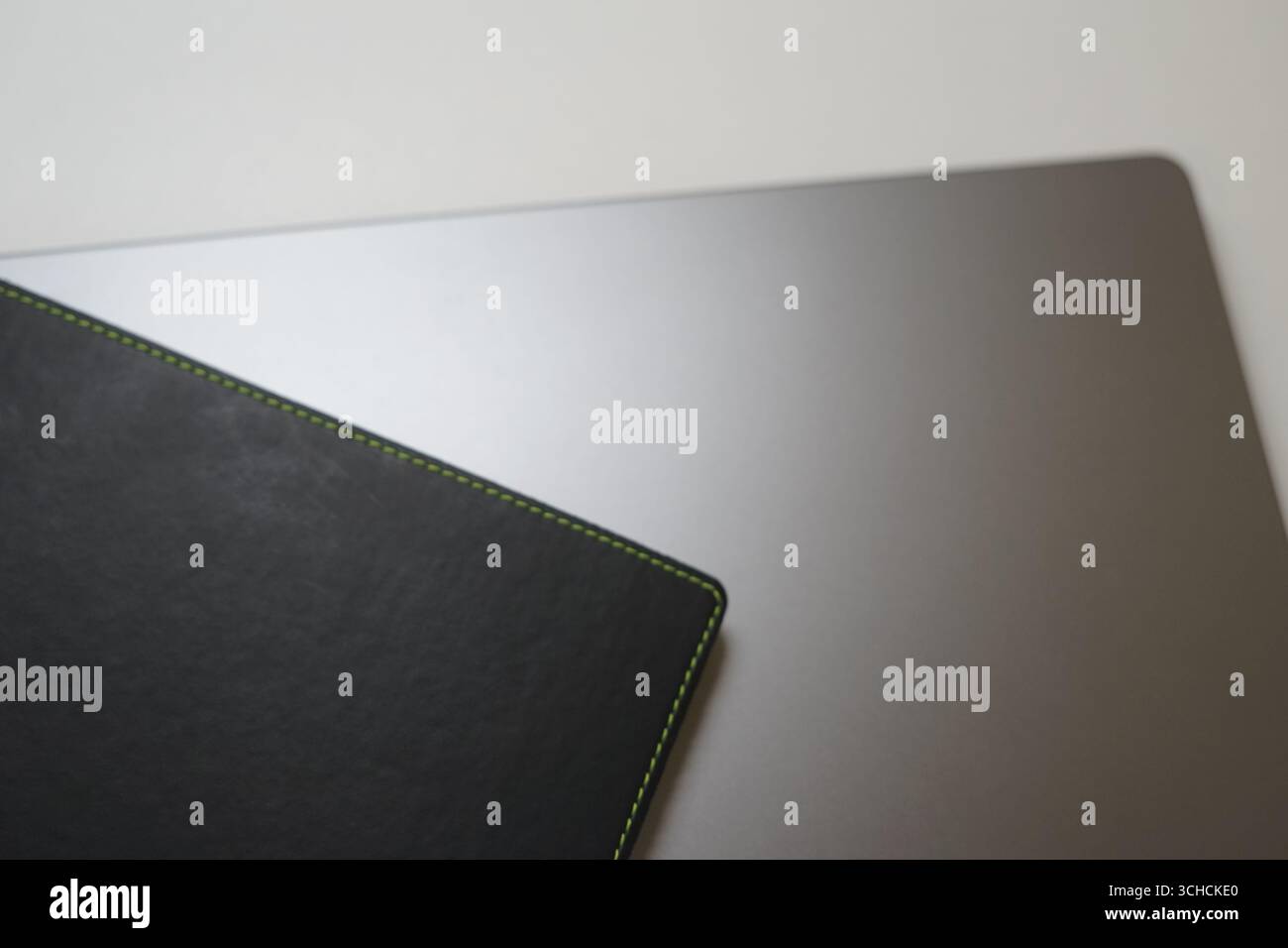 Un notebook elegante abbinato a un notebook nero in uno spazio di lavoro pulito e moderno, perfetto per ispirazione, produttività e organizzazione. Foto Stock