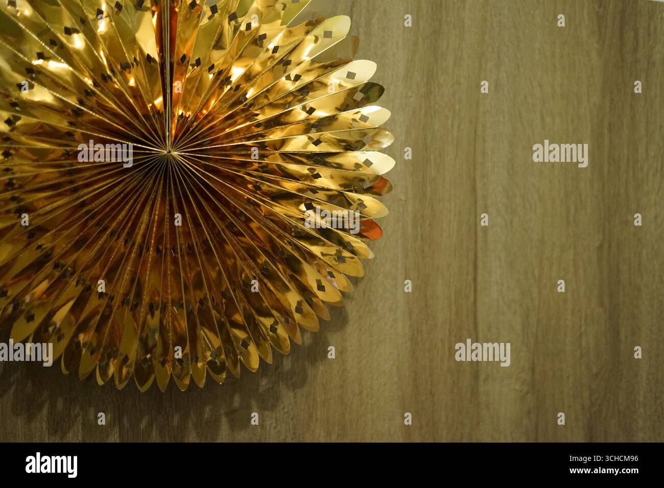 Un magnifico pezzo di arredamento dorato con un design piccante e solare. Perfetto per interni moderni e per aggiungere un tocco di eleganza a qualsiasi spazio. Foto Stock