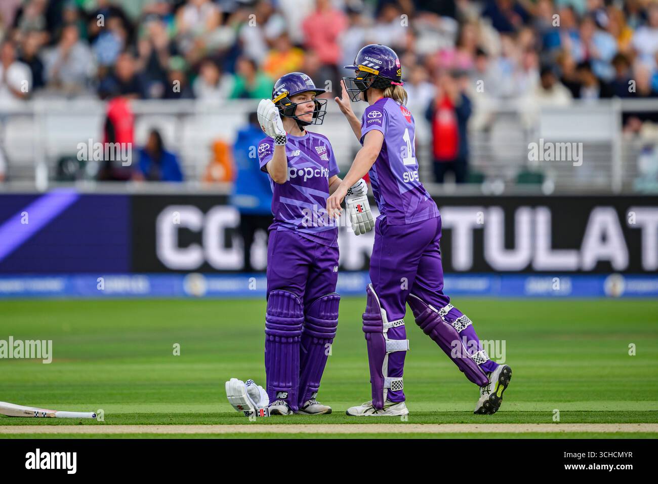 LONDRA, REGNO UNITO. Agosto 31: Annabel Southerland of Northern Supercharges (a destra) festeggia con le compagni di squadra dopo aver vinto la finale delle cento donne contro le Southern Braves durante le Hundred - Northern Super Charges vs Southern Braves al Lord's Cricket Ground domenica 31 agosto 2025 a LONDRA IN INGHILTERRA. Crediti: Taka Wu/Alamy Live News Foto Stock