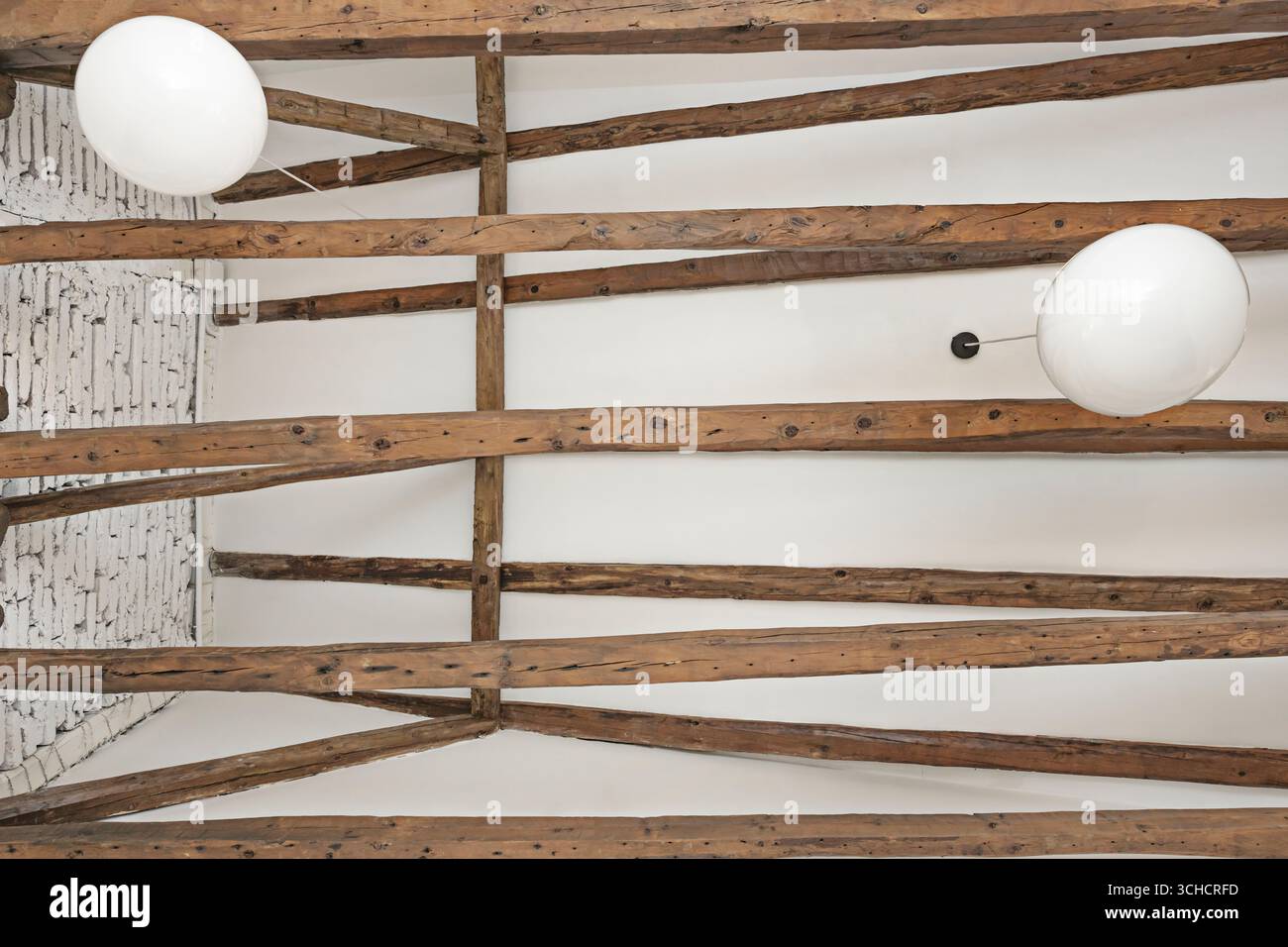 Spettacolare sala vuota incorniciata da travi in legno di vecchie navi, con tracce della vernice originale ancora visibili Foto Stock