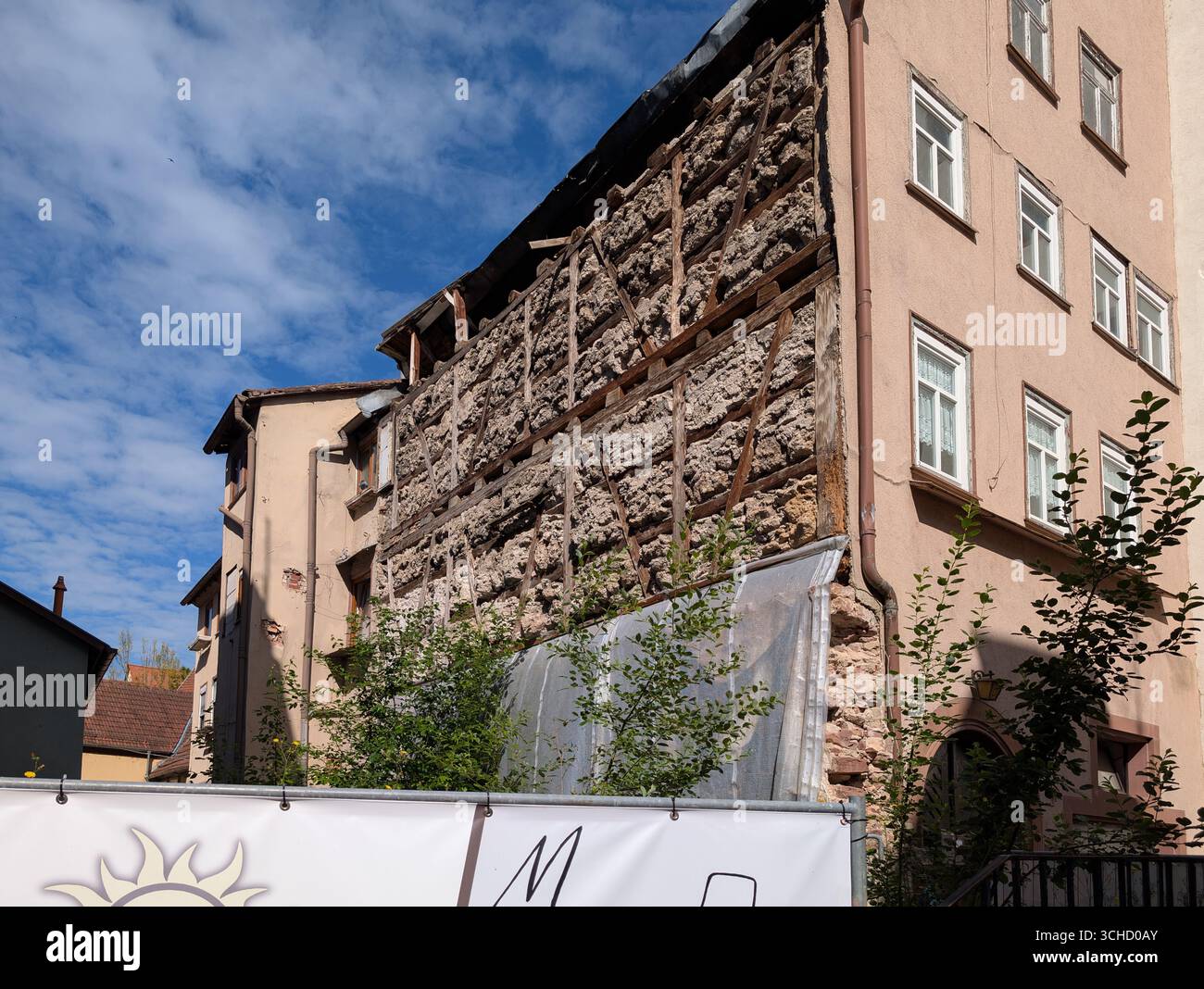 La costruzione del muro di un edificio è rivelata quando l'edificio adiacente è stato demolito. Foto Stock
