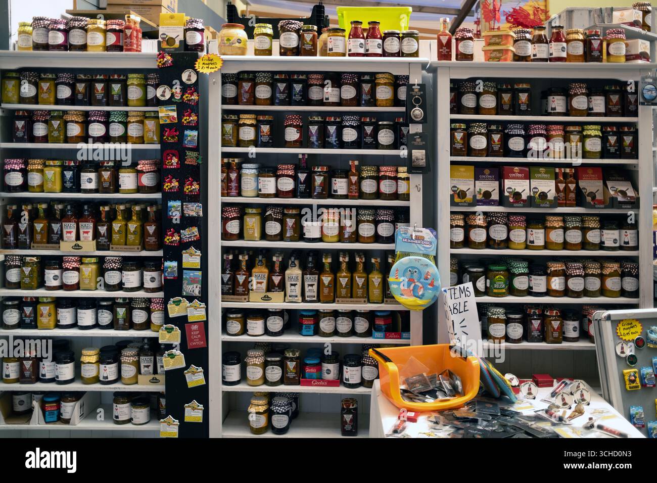 Cibo gallese in vendita a Tenby Market a Tenby a Pembroke Galles occidentale Regno Unito Foto Stock