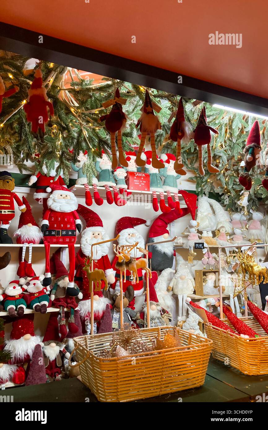 MALAGA, SPAGNA - 21 DICEMBRE 2024: Il centro della città risplende di incantevoli decorazioni natalizie, creando un paese delle meraviglie festose a Malaga, Spagna Foto Stock