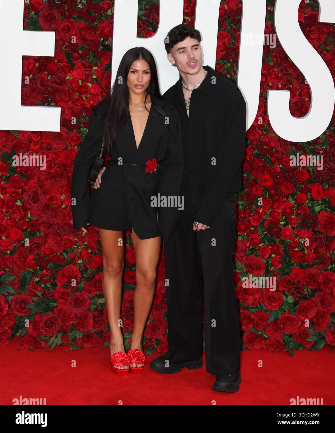 Londra, Regno Unito. Emily Faye Miller e Cam Holmes alla premiere britannica di Roses. Odeon Luxe. Leicester Square. 28 agosto 2025. Rif: LMK11-S290825-001. Steve Bealing/Landmark Media WWW.LMKMEDIA.COM Foto Stock