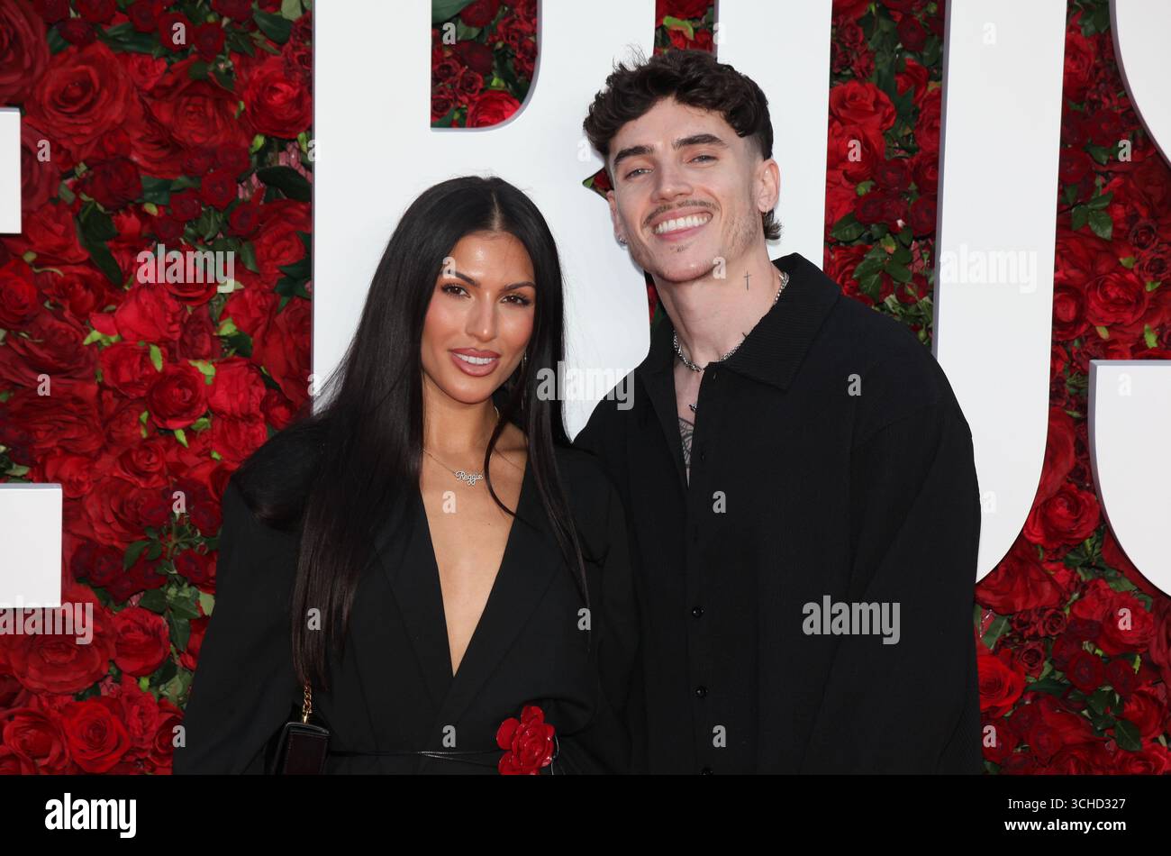 Londra, Regno Unito. Emily Faye Miller e Cam Holmes alla premiere britannica di Roses. Odeon Luxe. Leicester Square. 28 agosto 2025. Rif: LMK11-S290825-001. Steve Bealing/Landmark Media WWW.LMKMEDIA.COM Foto Stock