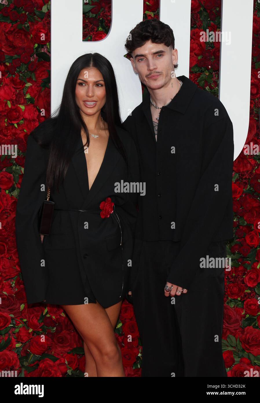 Londra, Regno Unito. Emily Faye Miller e Cam Holmes alla premiere britannica di Roses. Odeon Luxe. Leicester Square. 28 agosto 2025. Rif: LMK11-S290825-001. Steve Bealing/Landmark Media WWW.LMKMEDIA.COM Foto Stock