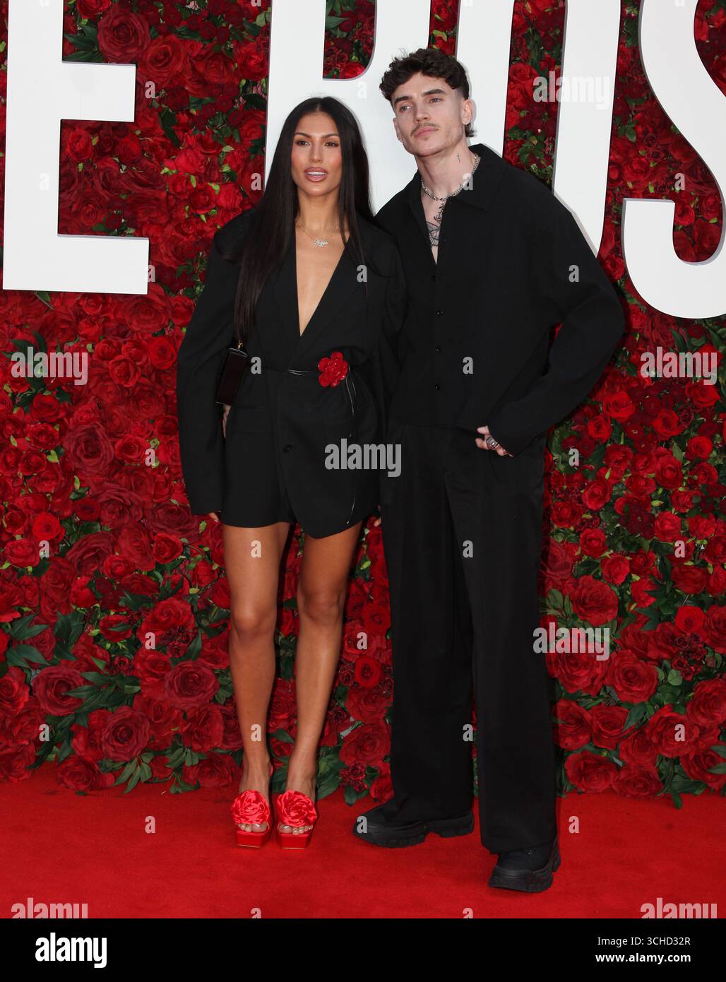 Londra, Regno Unito. Emily Faye Miller e Cam Holmes alla premiere britannica di Roses. Odeon Luxe. Leicester Square. 28 agosto 2025. Rif: LMK11-S290825-001. Steve Bealing/Landmark Media WWW.LMKMEDIA.COM Foto Stock