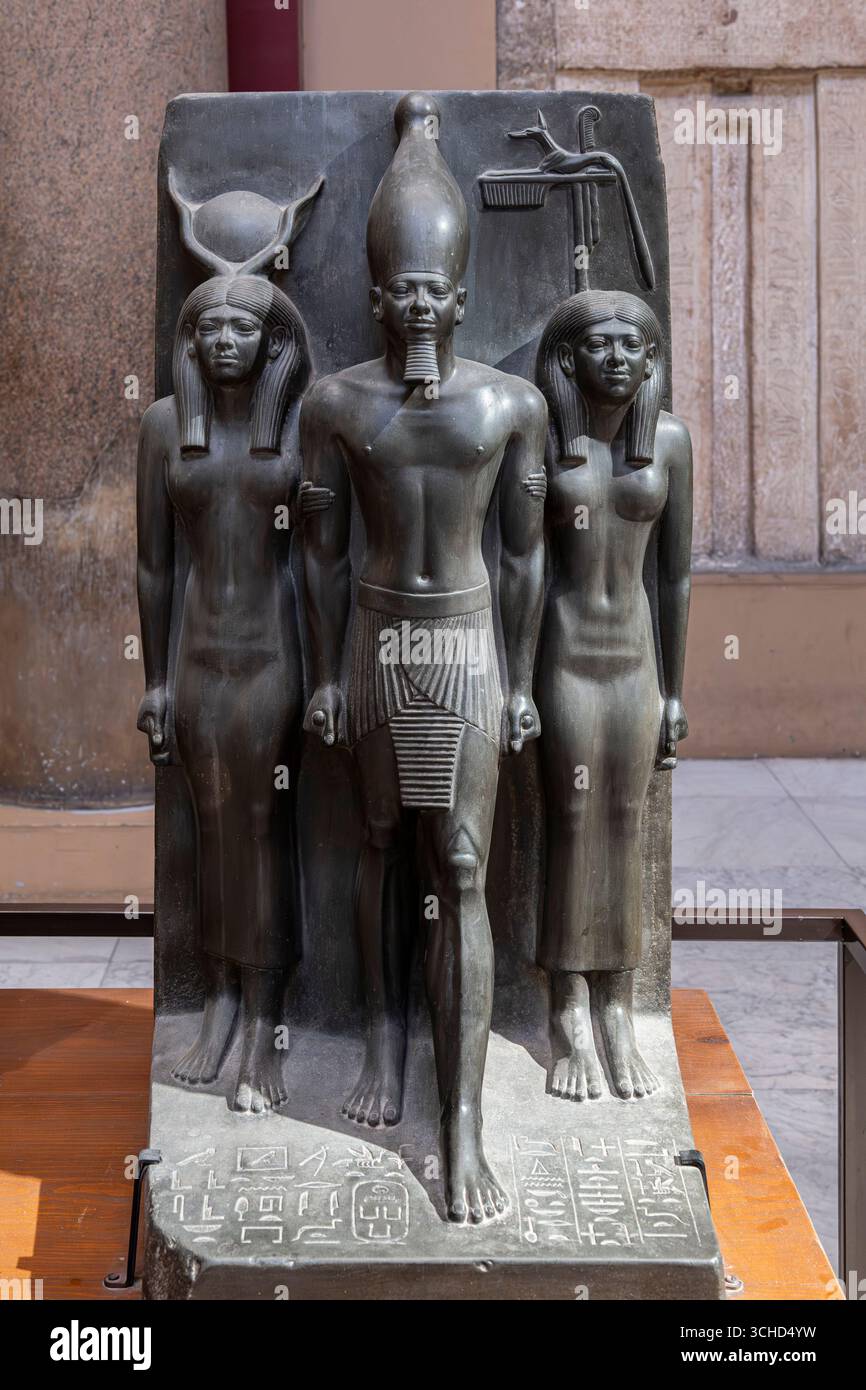 Museo Egizio (museo del Cairo), Triade di Menkaure tra Hathor e un'altra dea, da Giza (tempio a valle), Cairo, Egitto, Nord Africa, Africa Foto Stock