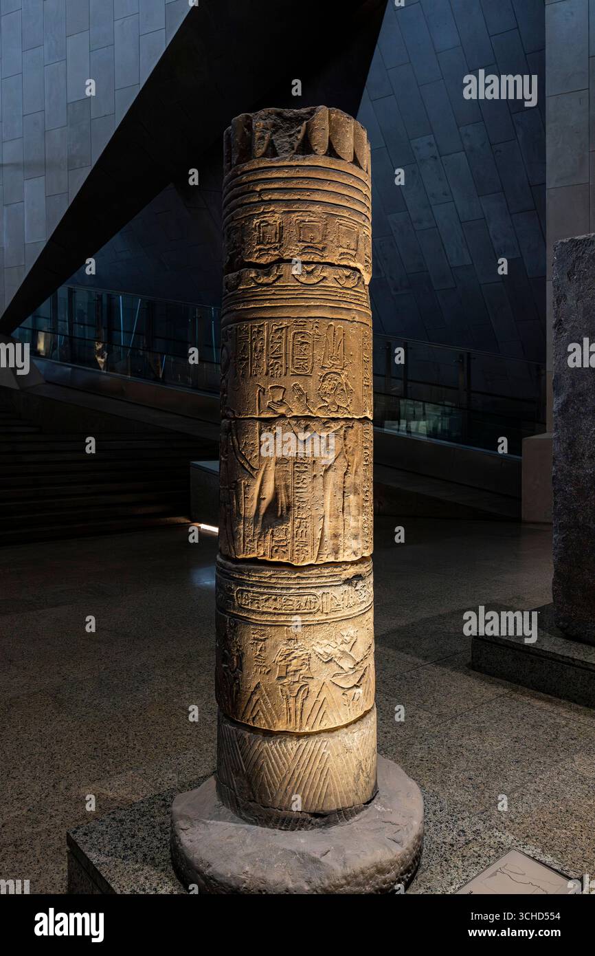 Grand Egyptian Museum (GEM), Grand Stair Gallery, colonna di re Tolomeo IX, da Kom Ombo, Giza, Egitto, Nord Africa, Africa Foto Stock