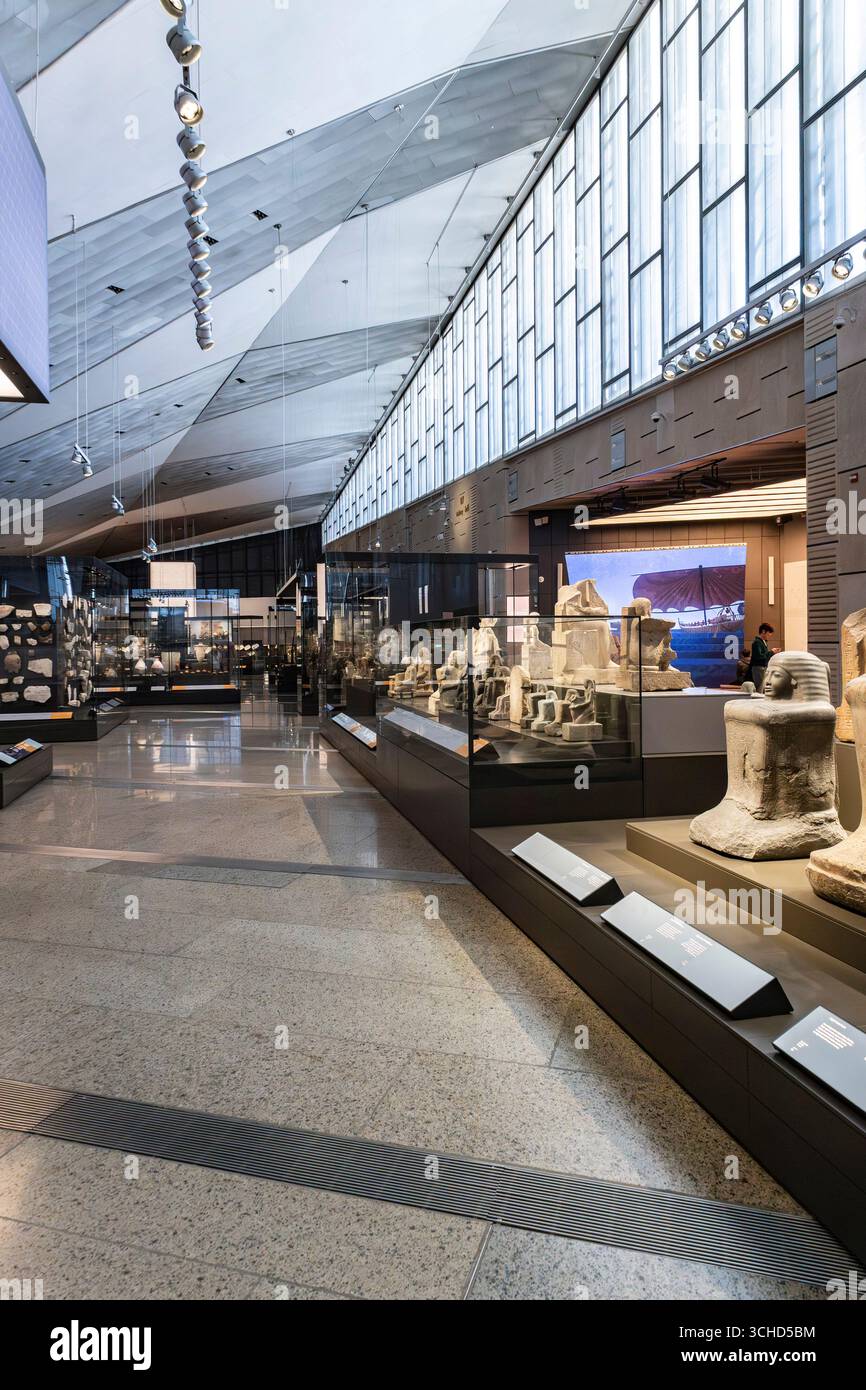 Grand Egyptian Museum (GEM), Una sala espositiva della Galleria principale, Giza, Egitto, Nord Africa, Africa Foto Stock