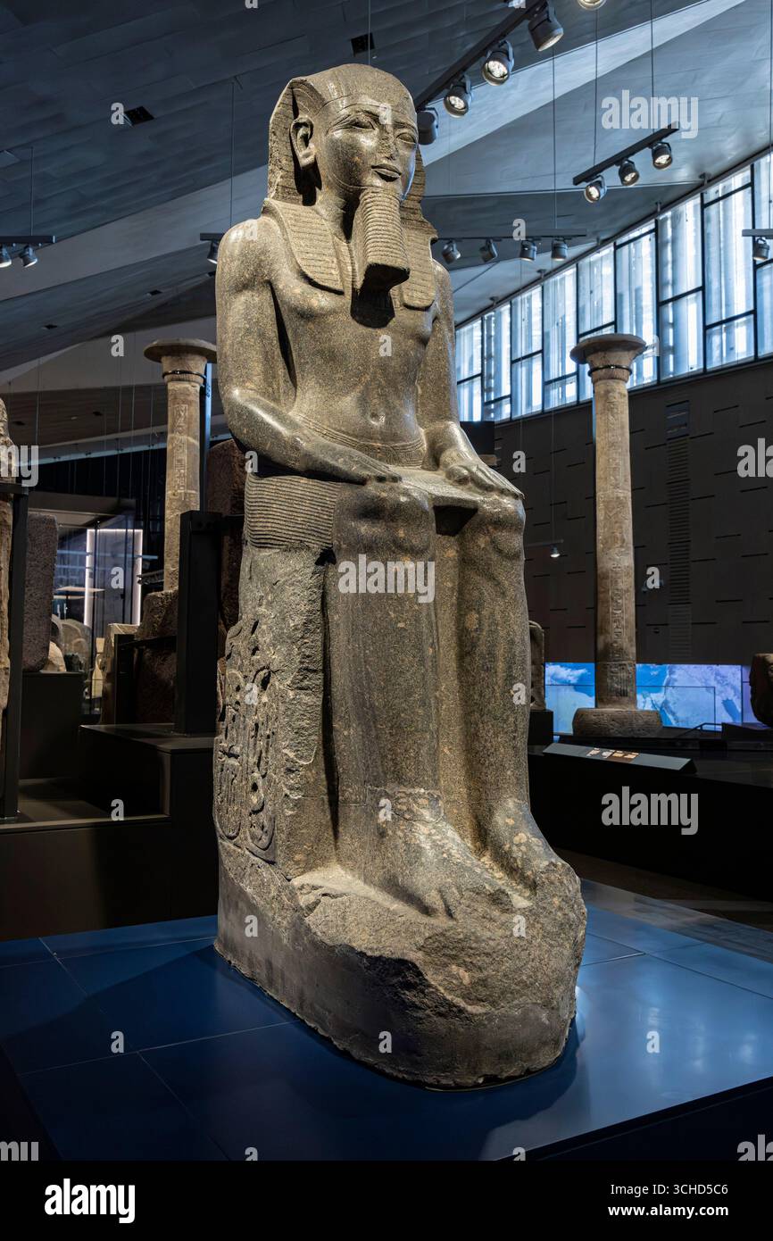 Grand Egyptian Museum (GEM), Galleria principale, statua seduta di Ramses II, da Tanis (San el Hagar), Giza, Egitto, Nord Africa, Africa Foto Stock