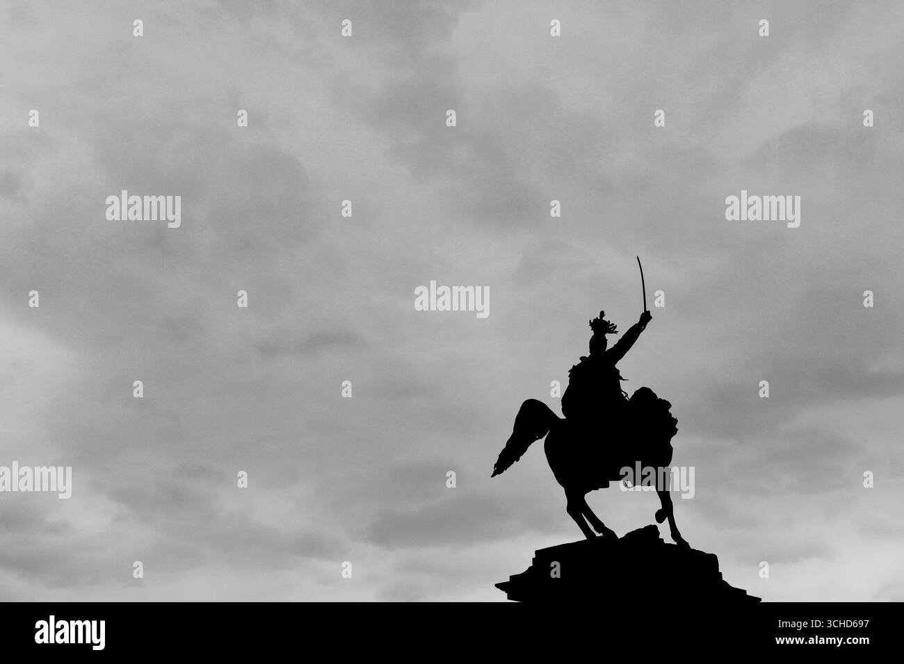 B&W Monumento a Vittorio Emanuele II, primo re d'Italia, di Ettore Ferrari a Riva degli Schiavoni, contro il cielo di tempesta, Venezia, Veneto, italia Foto Stock