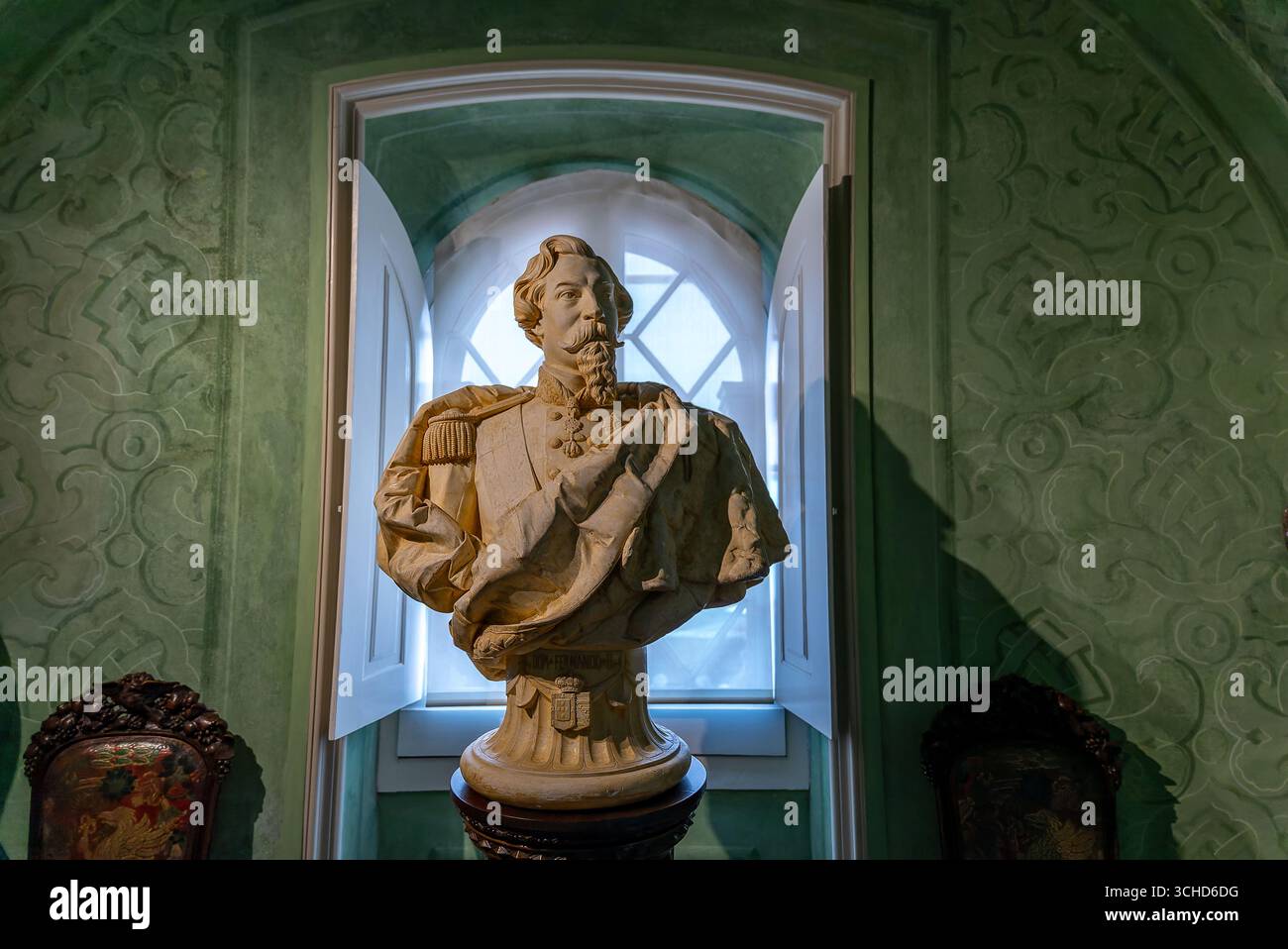 SINTRA, PORTOGALLO - 28 APRILE 2023: Busto di don ferdinando II nella sala verde del palazzo nazionale di pena Foto Stock