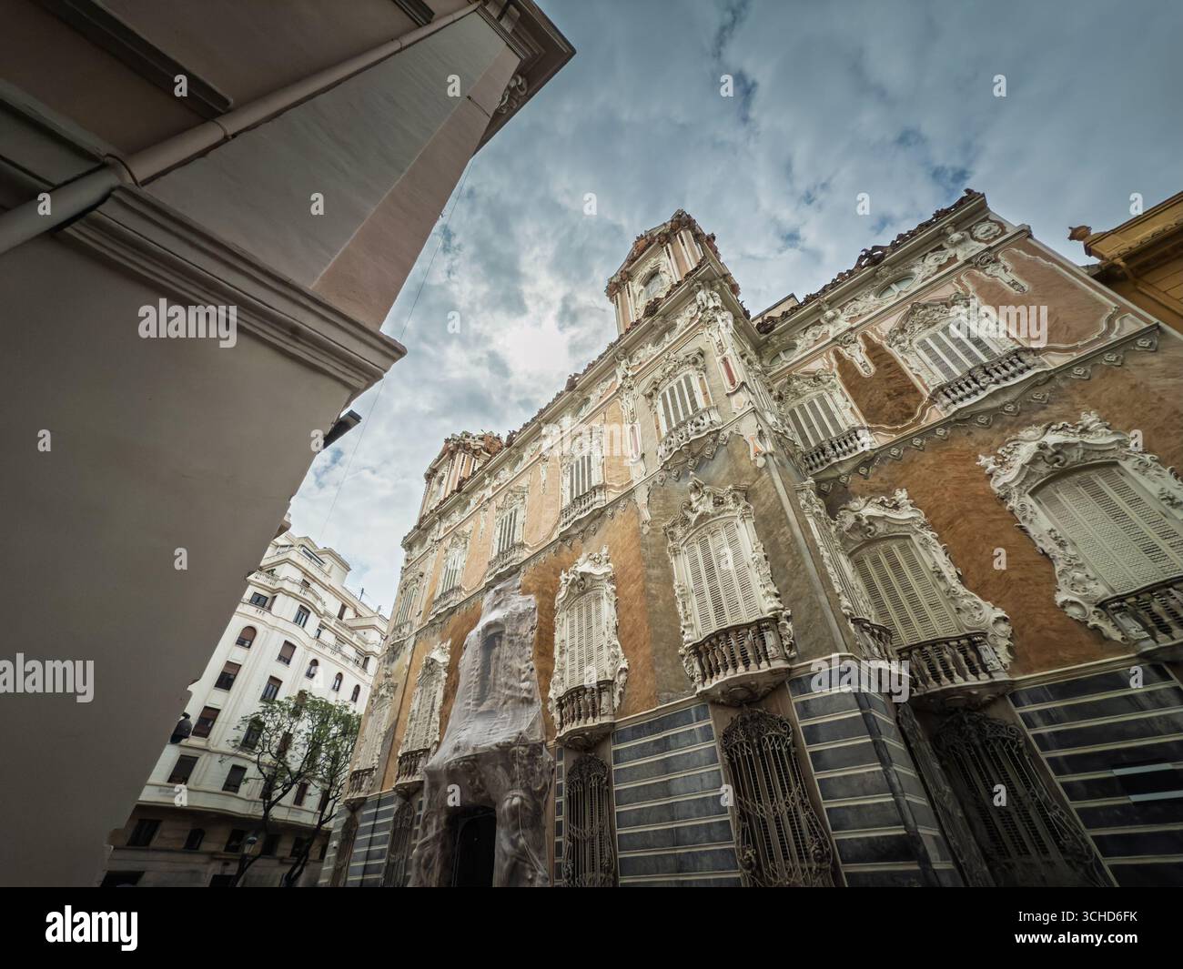 Palacio del Marques de Dos Aguas a Valencia, Spagna, con la sua architettura rococò, dettagliate sculture e sculture in alabastro. Ora è il Gonzalez Mart Foto Stock
