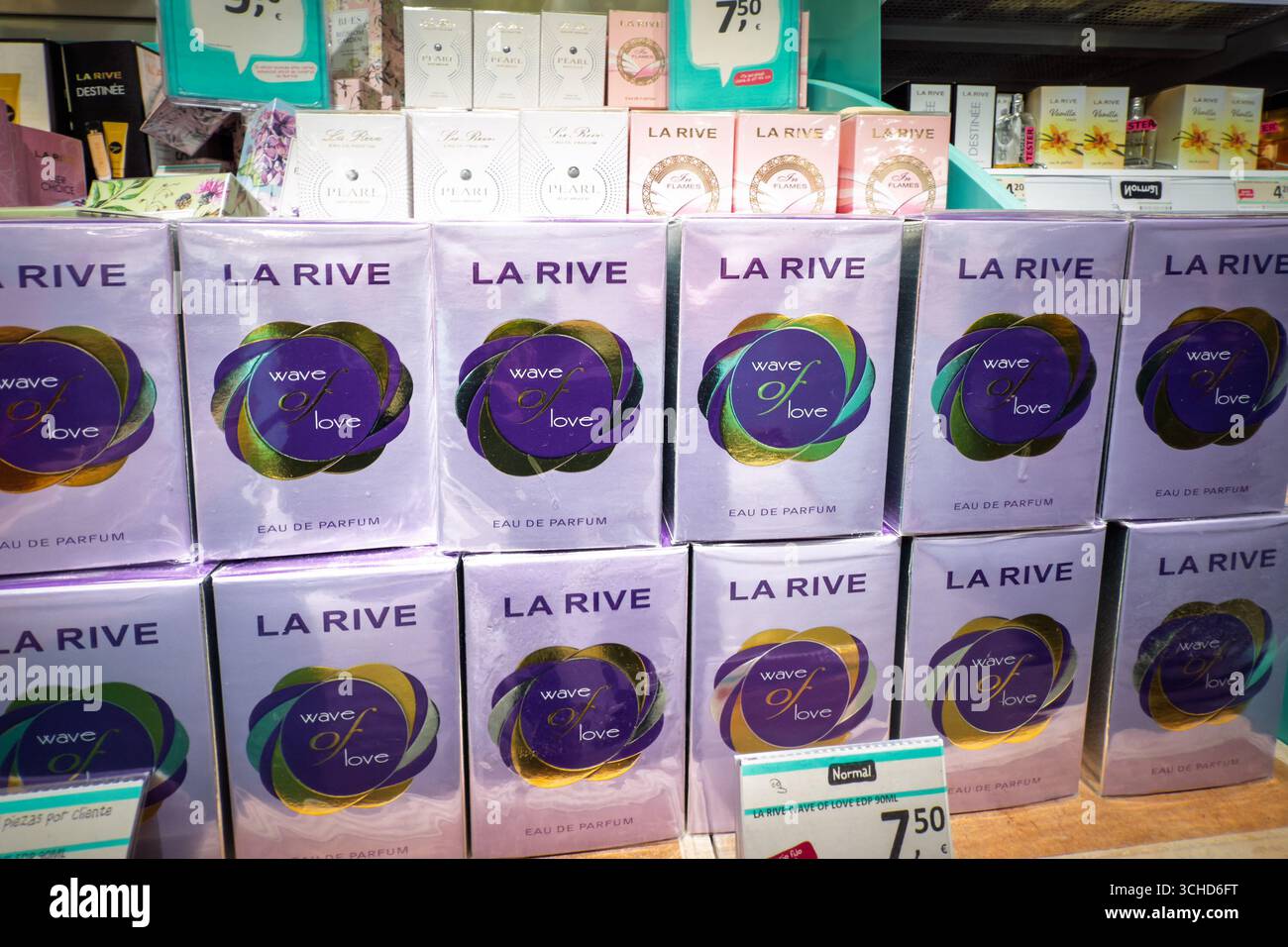 VALENCIA, SPAGNA - 6 APRILE 2025: Esposizione al dettaglio delle scatole eau de parfum la Rive "Wave of Love" impilate su uno scaffale. La rive è un marchio di cosmetici, per Foto Stock