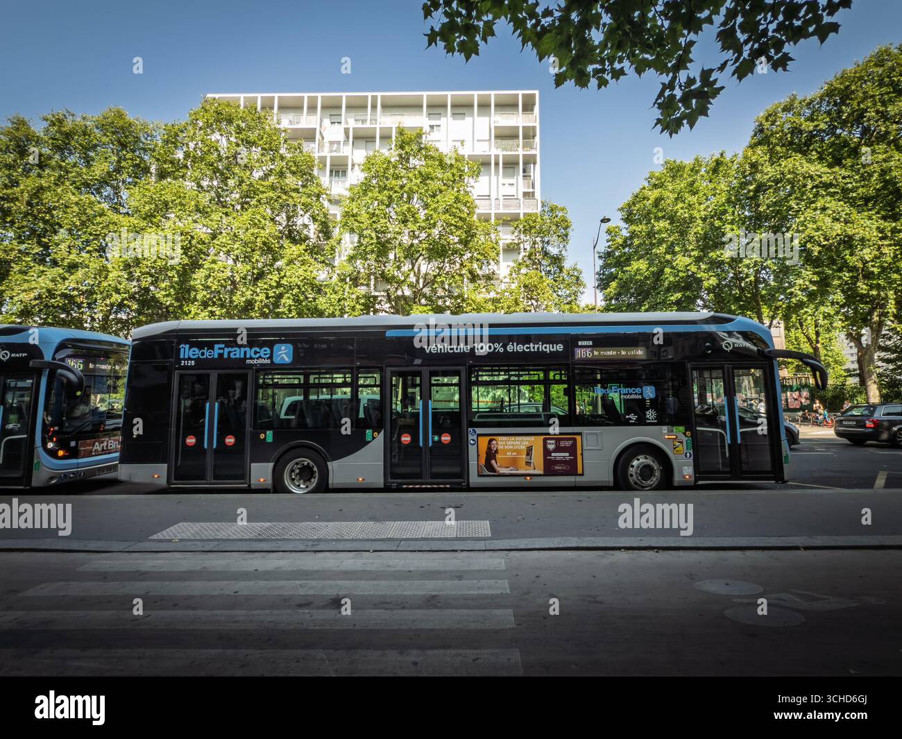 PARIGI, FRANCIA - 22 GIUGNO 2025: Autobus elettrico Ile-de-France Mobilites RATP presso una fermata di Parigi. Parte del sistema di autobus urbano di parigi, e' una a verde recente Foto Stock