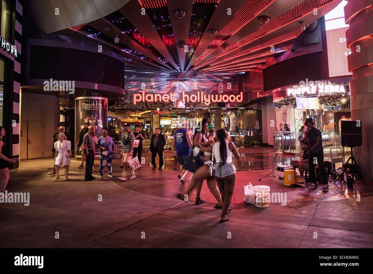 LAS VEGAS - 23 AGOSTO 2024: Serata al Planet Hollywood di Las Vegas mentre le persone ballano e passano, simbolo della vita notturna e del turismo della Strip. E' uno di questi Foto Stock