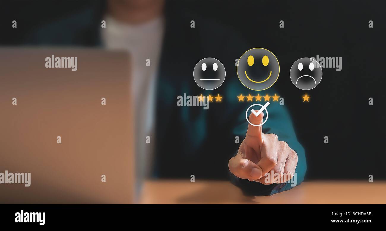 Icona del volto sorridente per mostrare soddisfazione per il servizio. Valutare l'impressione del concetto di servizio clienti e la soddisfazione. Foto Stock