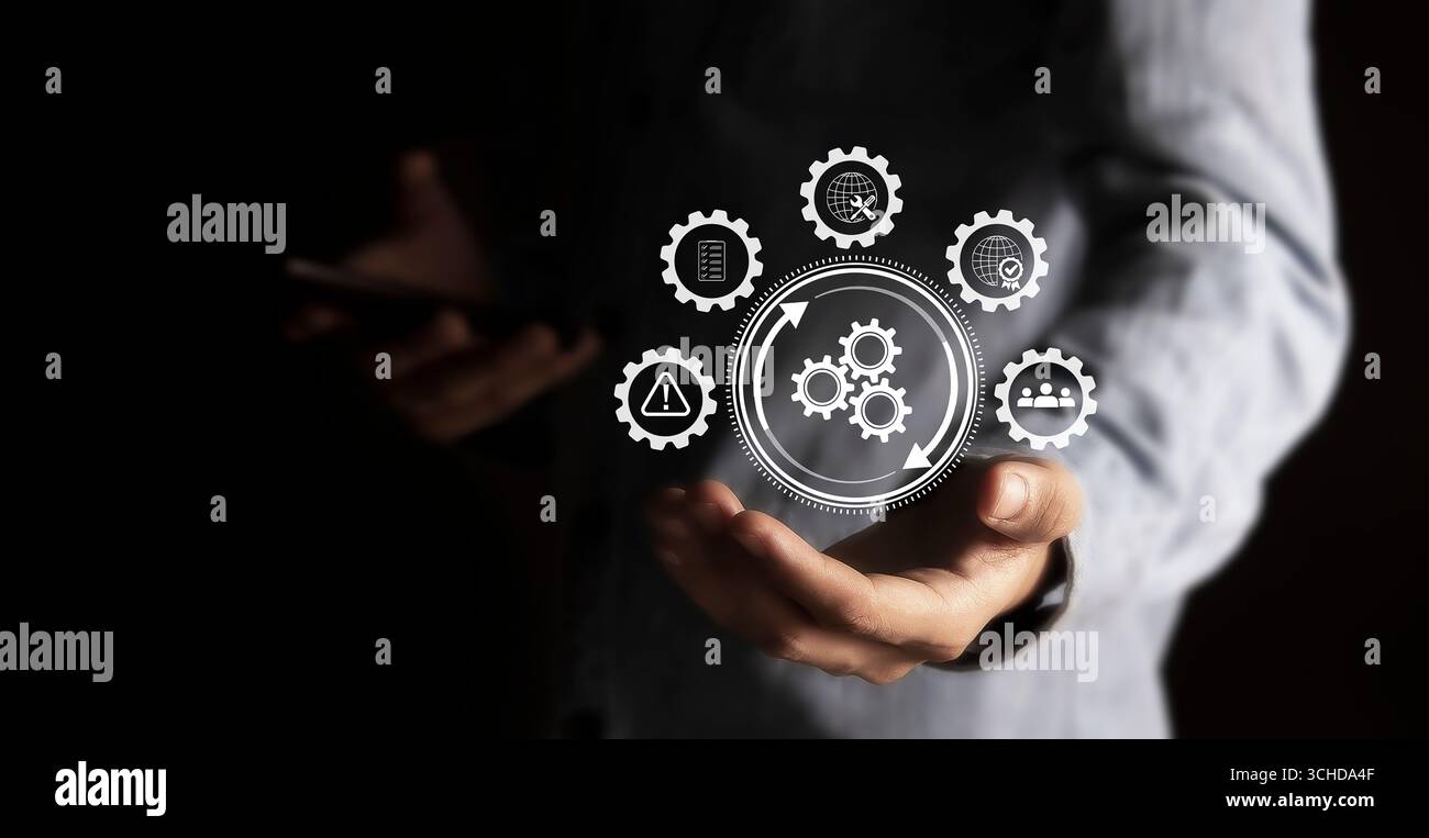 Gestione degli incidenti del concetto aziendale, l'uomo d'affari utilizza la tecnologia Gestione degli incidenti comunicazione digitale che enfatizza la riduzione dei rischi Foto Stock