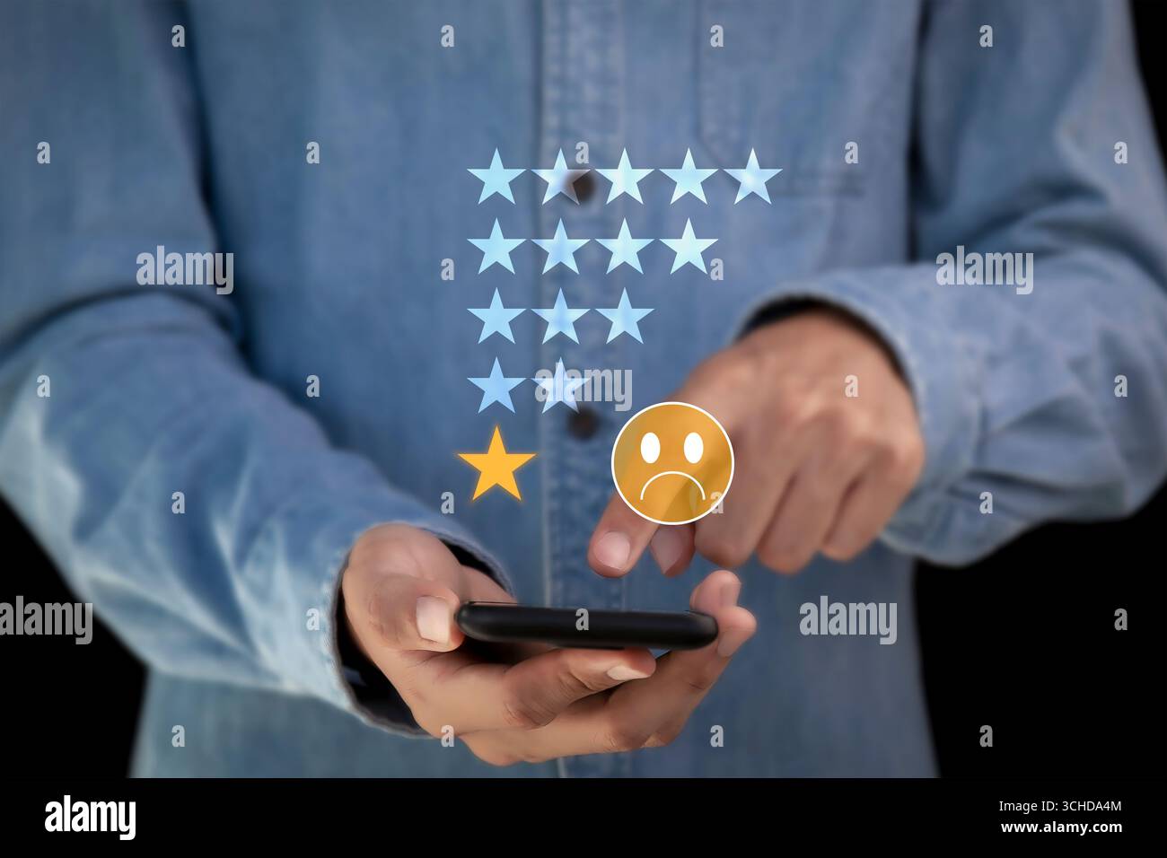 Una stella indica l'insoddisfazione del cliente e lo scarso feedback nel modulo di contesto digitale. Foto Stock