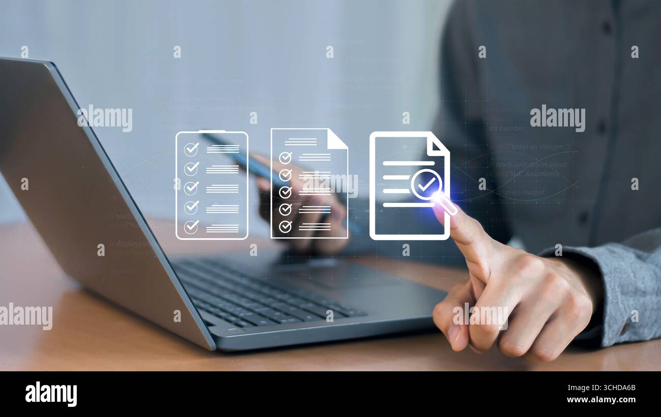 Elenco di controllo dei documenti digitali, concetti di efficienza aziendale e tecnologia, gestione dell'integrità dei documenti e sondaggi online Foto Stock