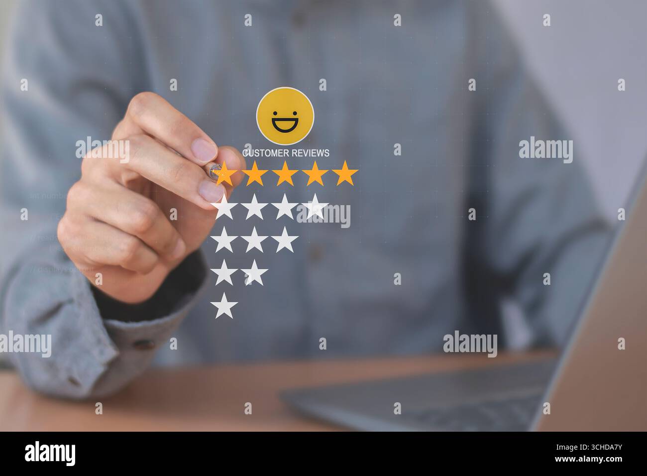 Icona del volto sorridente per mostrare soddisfazione per il servizio. Valutare l'impressione del concetto di servizio clienti e la soddisfazione. Foto Stock