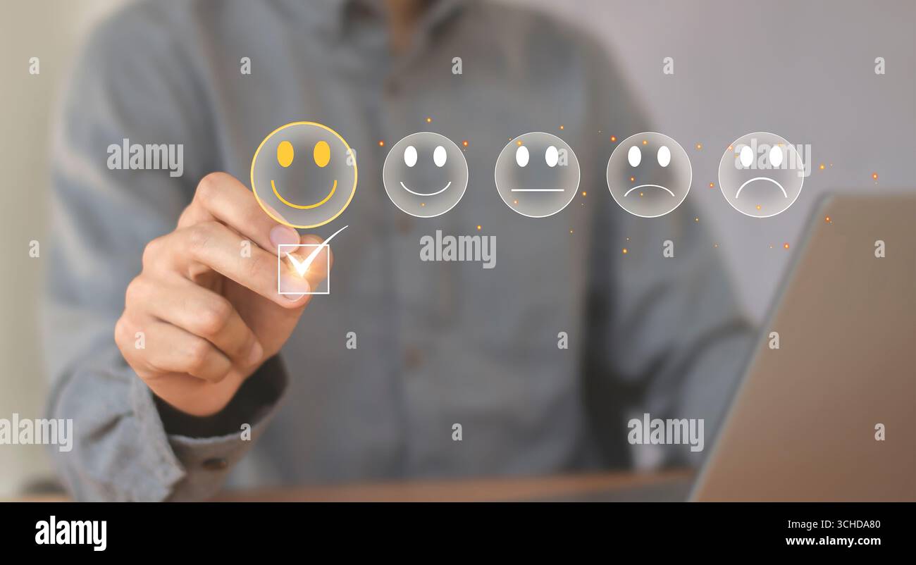 Icona del volto sorridente per mostrare soddisfazione per il servizio. Valutare l'impressione del concetto di servizio clienti e la soddisfazione. Foto Stock