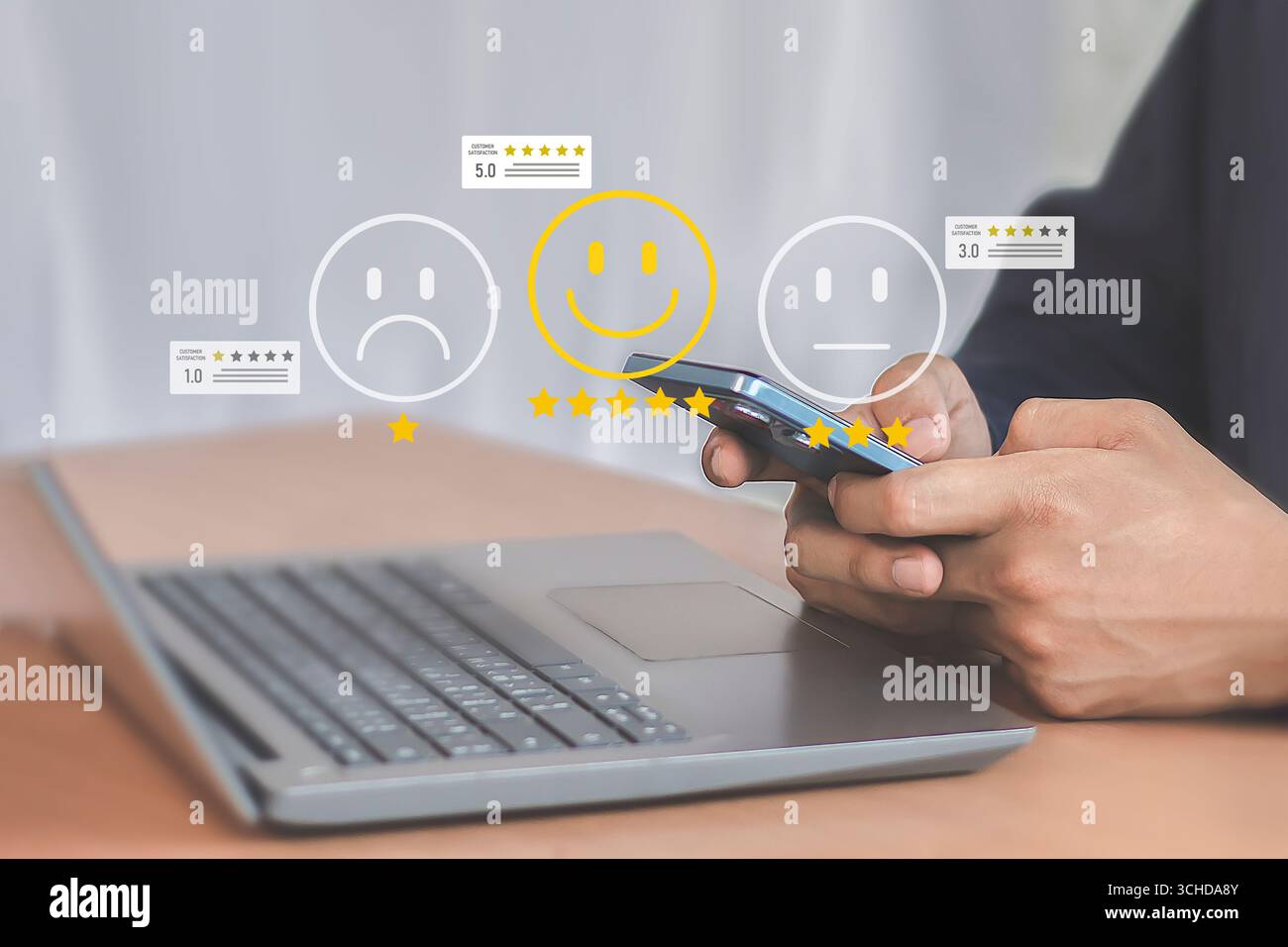 Icona del volto sorridente per mostrare soddisfazione per il servizio. Valutare l'impressione del concetto di servizio clienti e la soddisfazione. Foto Stock