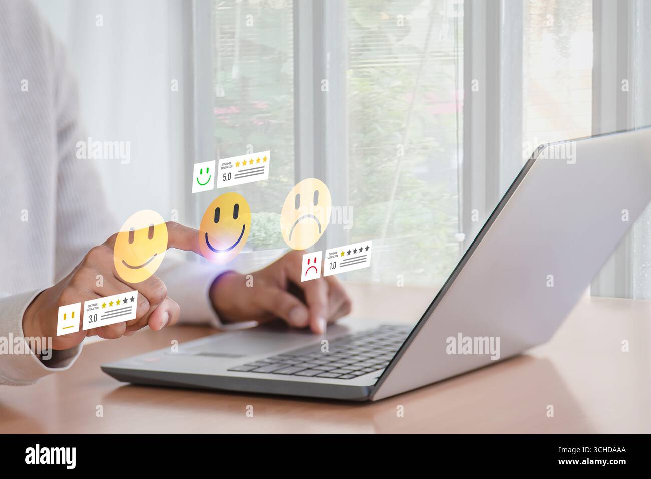 Icona del volto sorridente per mostrare soddisfazione per il servizio. Valutare l'impressione del concetto di servizio clienti e la soddisfazione. Foto Stock