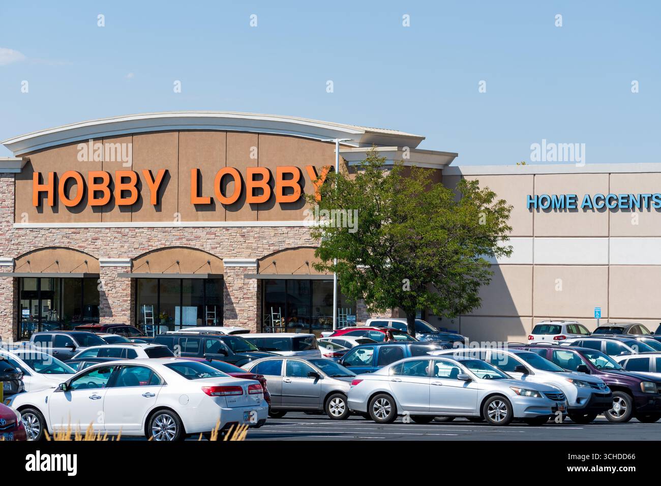 Orem, Utah - 1 settembre 2025: La segnaletica arancione della hall per hobby incorona l'ingresso, con il marchio "Home Accents" e un parcheggio pieno in vista. Foto Stock