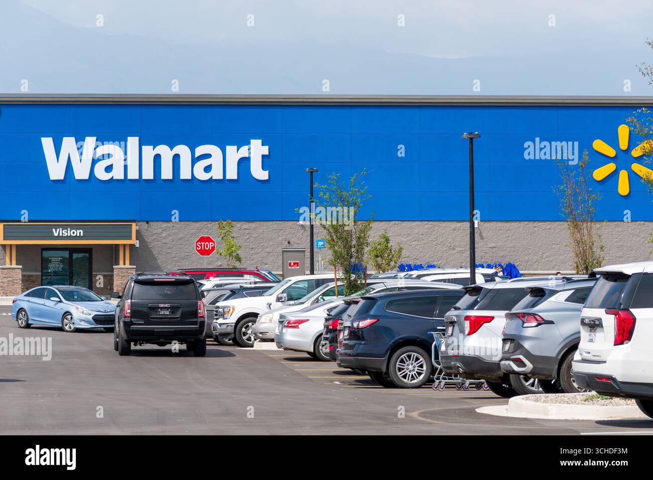 Eagle Mountain, Utah, Stati Uniti - 1 settembre 2025: Le auto riempiono il parcheggio fuori dal Walmart sulla Pony Express Parkway sotto cieli parzialmente nuvolosi. Foto Stock