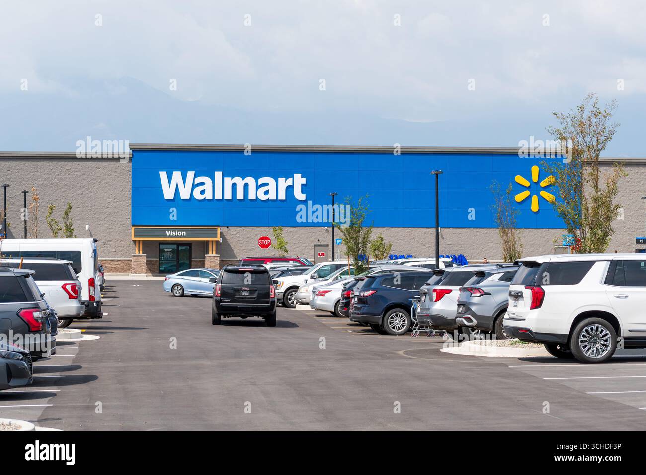 Eagle Mountain, Utah, Stati Uniti - 1 settembre 2025: Le auto riempiono il parcheggio fuori dal Walmart sulla Pony Express Parkway sotto cieli parzialmente nuvolosi. Foto Stock