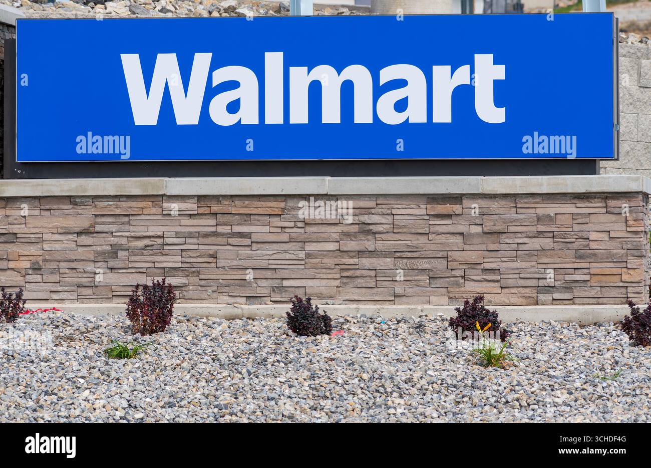 Eagle Mountain, Utah, Stati Uniti d'America - 1 settembre 2025: Un cartello stradale per Walmart fissa un angolo paesaggistico vicino al terreno naturale e ai pali di servizio. Foto Stock