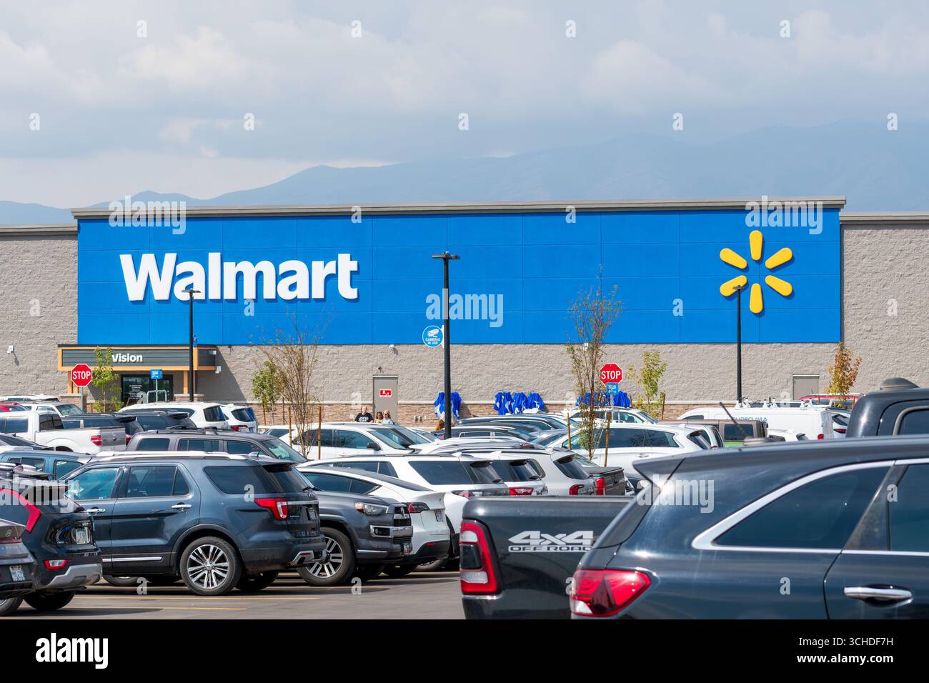 Eagle Mountain, Utah, Stati Uniti - 1 settembre 2025: Le auto riempiono il parcheggio fuori dal Walmart sulla Pony Express Parkway sotto cieli parzialmente nuvolosi. Foto Stock