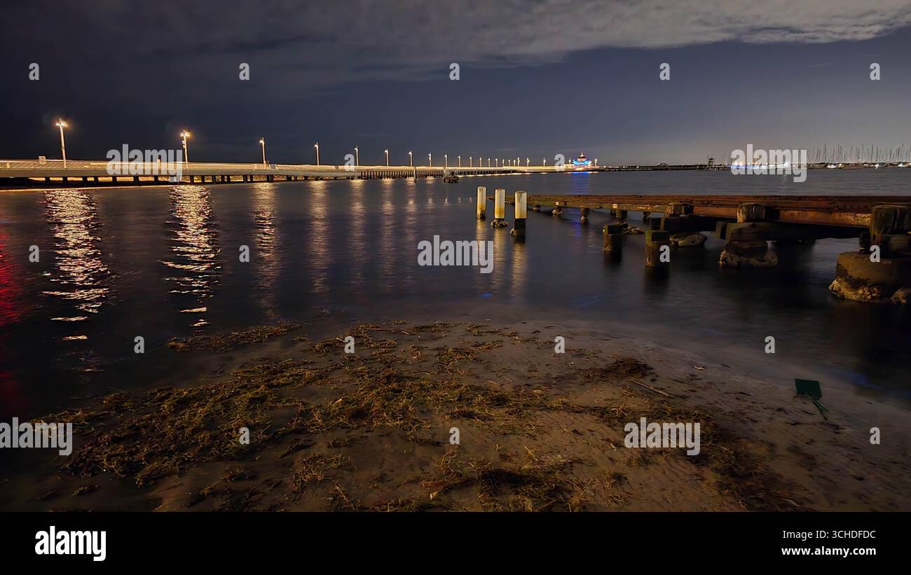 Un'attraente vista mozzafiato del fenomeno Bioluminescente alghe imprevedibili e improvvise appaiono alla spiaggia di St. Kilda a Melbourne, Australia. La bioluminescenza è l'emissione di luce durante una reazione di chemiluminescenza da parte di organismi viventi. La bioluminescenza si verifica in organismi multifari che vanno dai vertebrati marini agli invertebrati, così come in alcuni funghi, microrganismi, tra cui alcuni batteri bioluminescenti, dinoflagellati e artropodi terrestri come le lucciole. In alcuni animali, la luce è batteriogena, prodotta da batteri simbiotici come quelli del genere Vibrio; in Foto Stock
