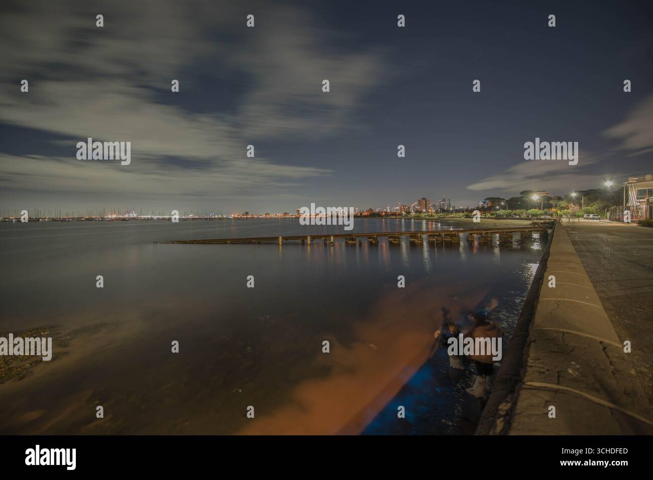 Un'attraente vista mozzafiato del fenomeno Bioluminescente alghe imprevedibili e improvvise appaiono alla spiaggia di St. Kilda a Melbourne, Australia. La bioluminescenza è l'emissione di luce durante una reazione di chemiluminescenza da parte di organismi viventi. La bioluminescenza si verifica in organismi multifari che vanno dai vertebrati marini agli invertebrati, così come in alcuni funghi, microrganismi, tra cui alcuni batteri bioluminescenti, dinoflagellati e artropodi terrestri come le lucciole. In alcuni animali, la luce è batteriogena, prodotta da batteri simbiotici come quelli del genere Vibrio; in Foto Stock