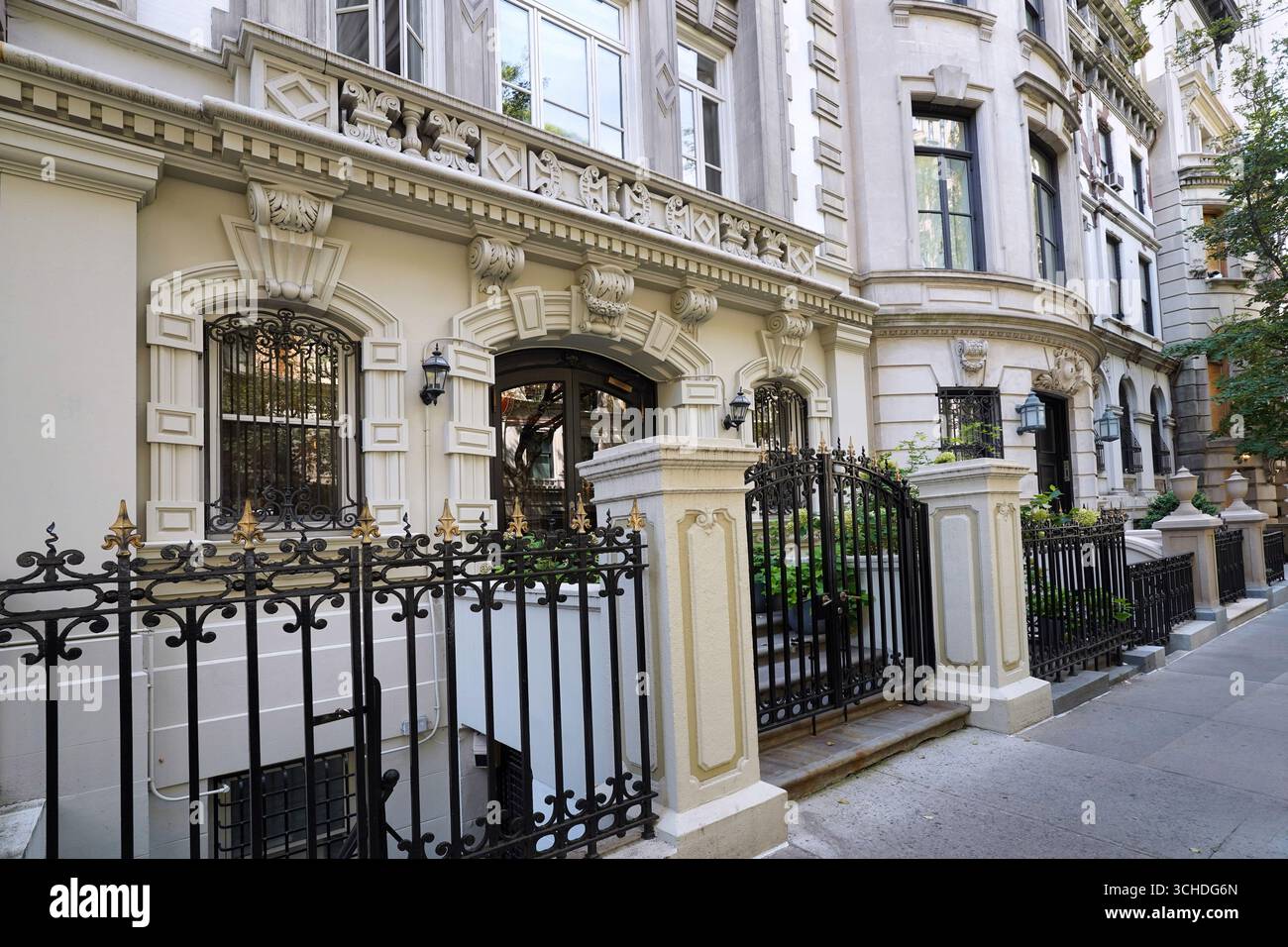 Eleganti vecchie case cittadine o appartamenti in stile Beaux-Arts francese nell'area dell'Upper East Side del quartiere storico di Manhattan Foto Stock