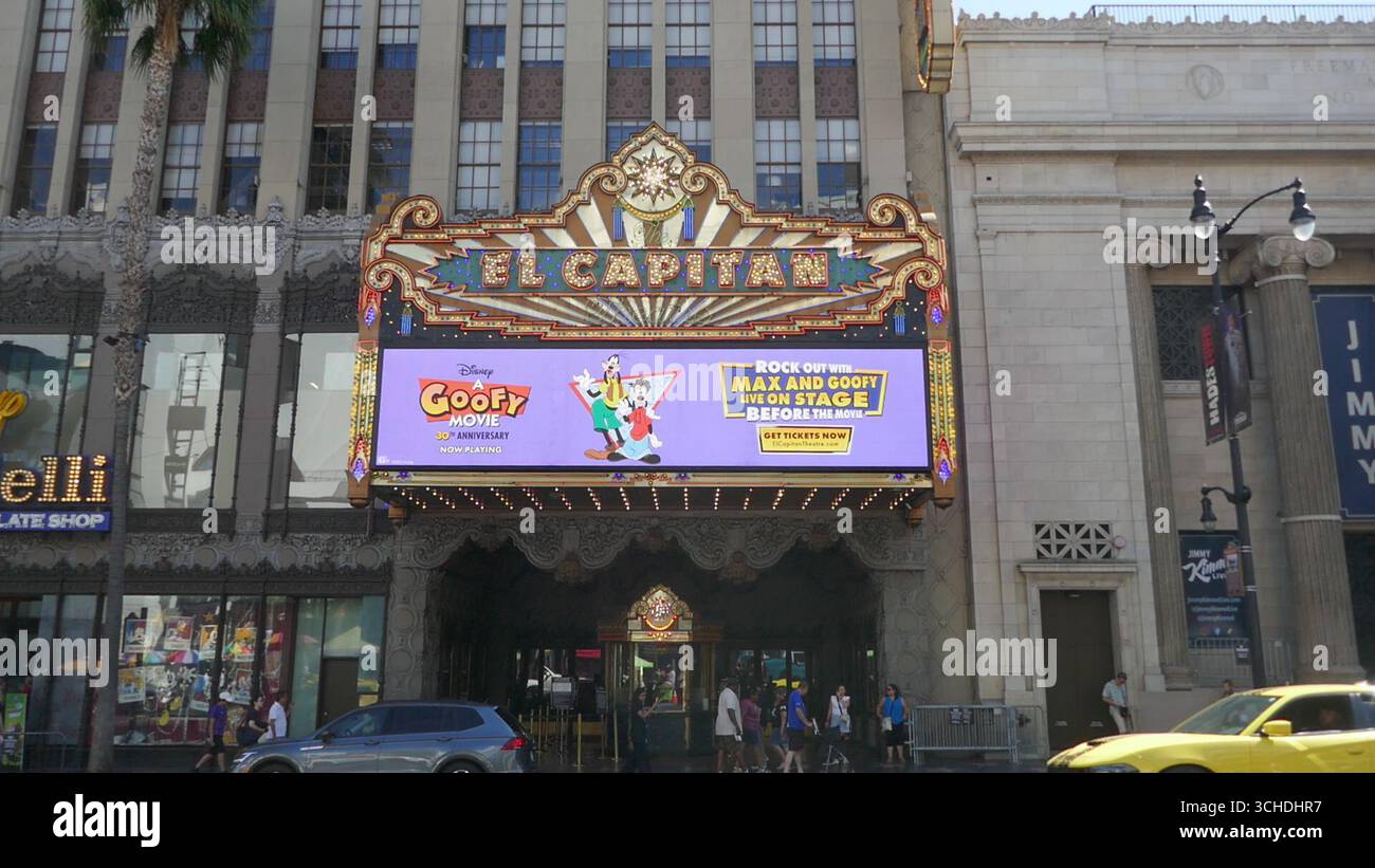 Los Angeles, California, USA 1° settembre 2025 Un Goofy Movie Marquee all'El Capitan Theatre di Hollywood Blvd il 1° settembre 2025 a Los Angeles, California, USA. Foto di Barry King/Alamy Stock Photo Foto Stock