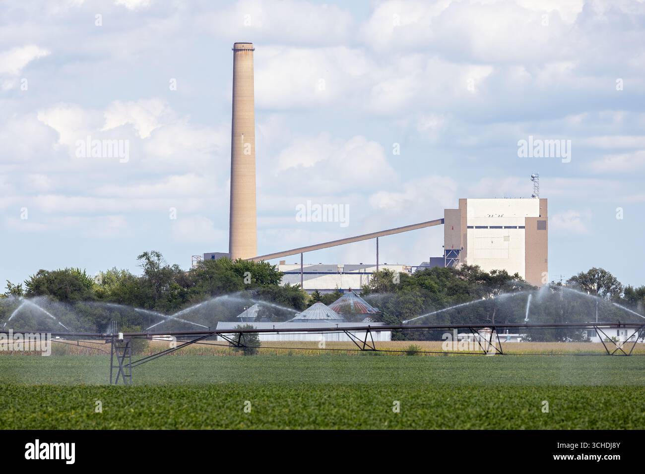 MidAmerican Energy Louisa Generating Station a Fruitland, Iowa, con campi agricoli e sistemi di irrigazione che spruzzano acqua durante la fine dell'estate. Foto Stock