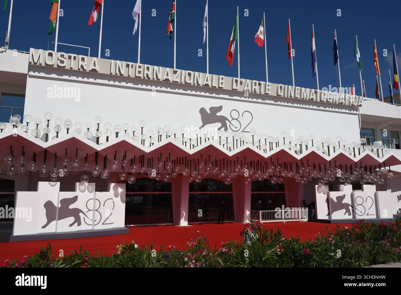 Esterno e insegna del Palazzo del Cinema, sede della 82a Mostra Internazionale d'Arte cinematografica di Venezia, Lido di Venezia (Venezia), Veneto, Italia. Credito: @ALollo/Alam Foto Stock