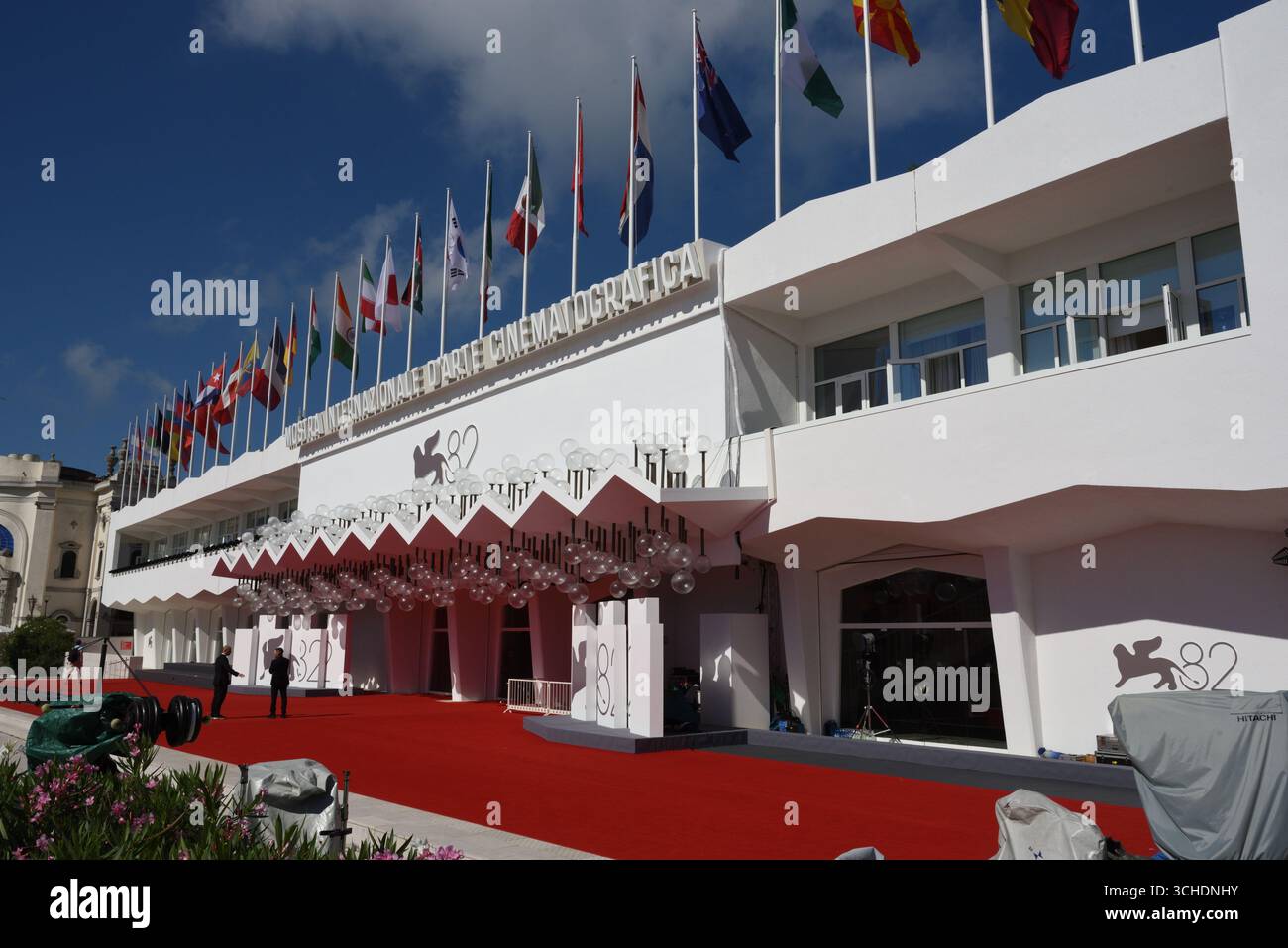 Esterno e insegna del Palazzo del Cinema, sede della 82a Mostra Internazionale d'Arte cinematografica di Venezia, Lido di Venezia (Venezia), Veneto, Italia. Credito: @ALollo/Alam Foto Stock