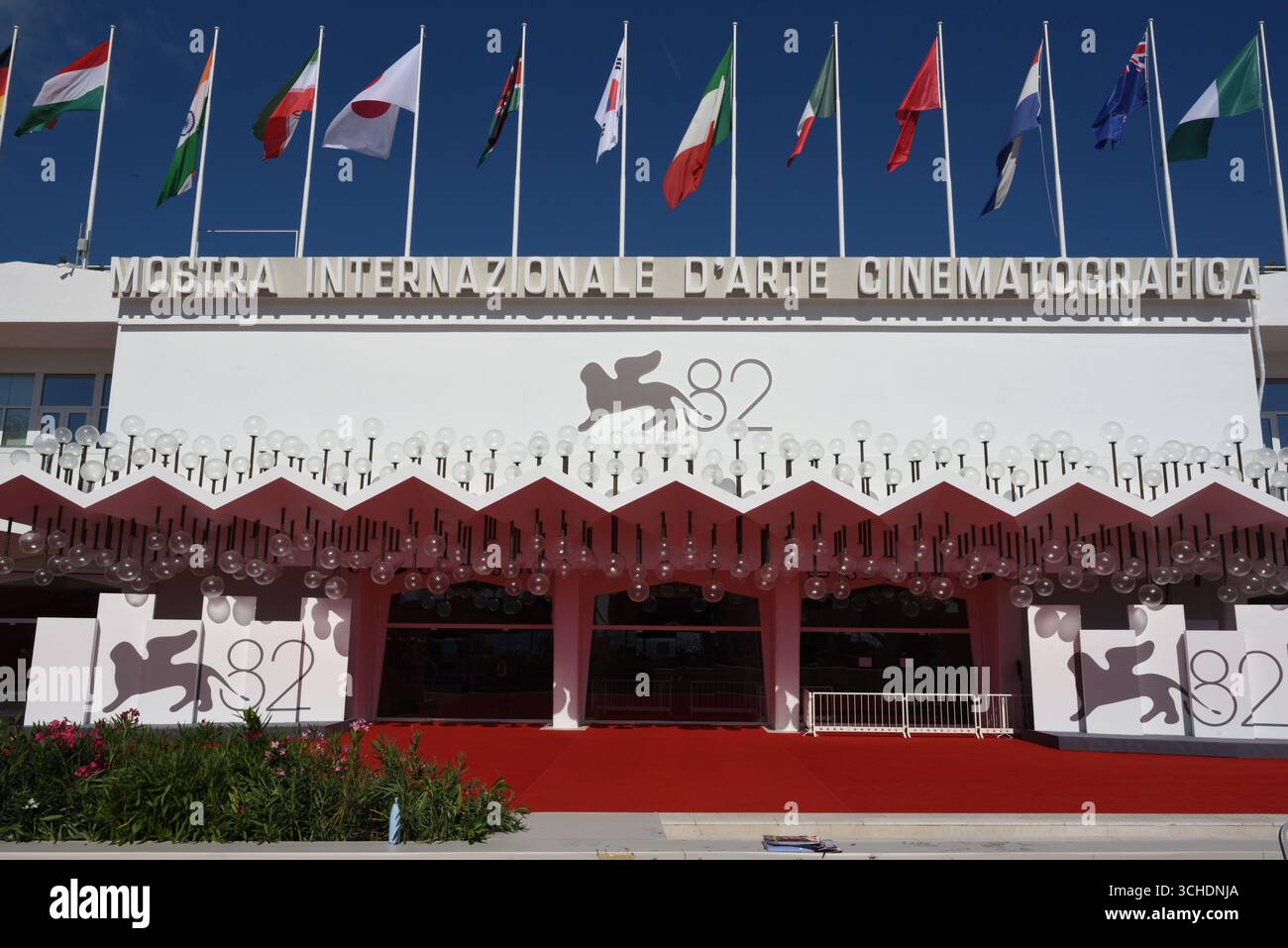 Esterno e insegna del Palazzo del Cinema, sede della 82a Mostra Internazionale d'Arte cinematografica di Venezia, Lido di Venezia (Venezia), Veneto, Italia. Credito: @ALollo/Alam Foto Stock
